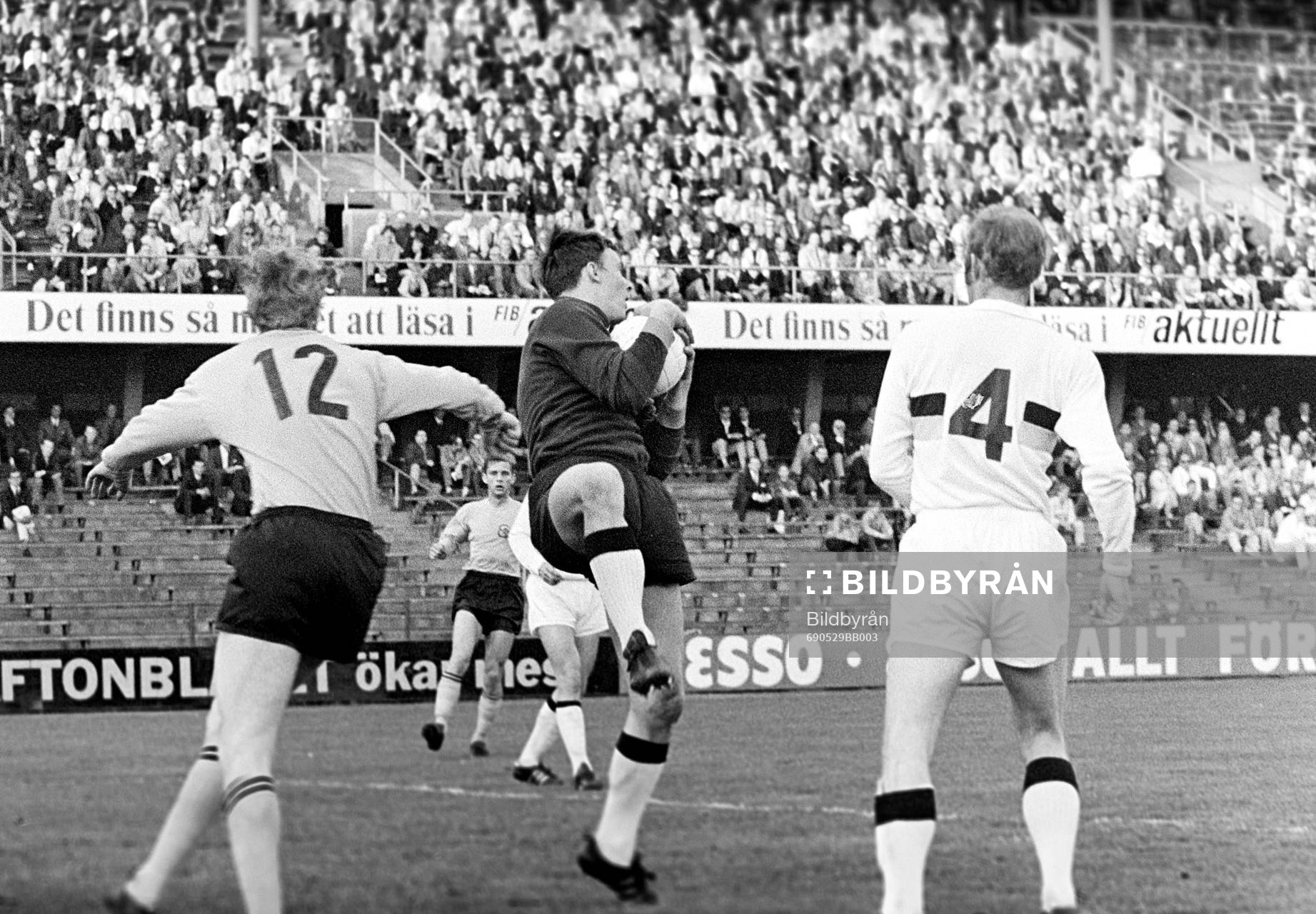 AIK:s målvakt Leif Hult med bollen i famnen