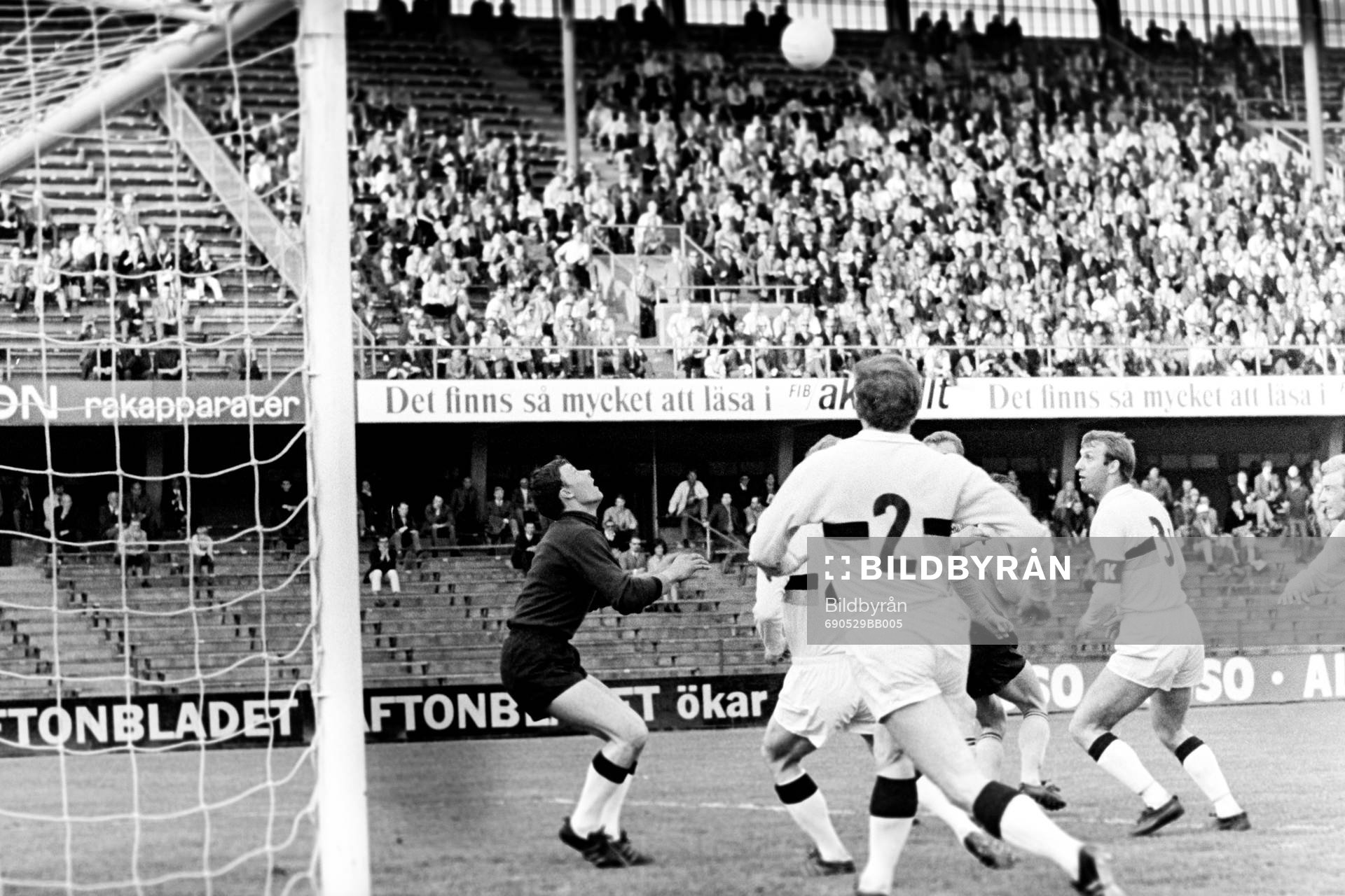 Situation framför AIK:s målvakt Leif Hult