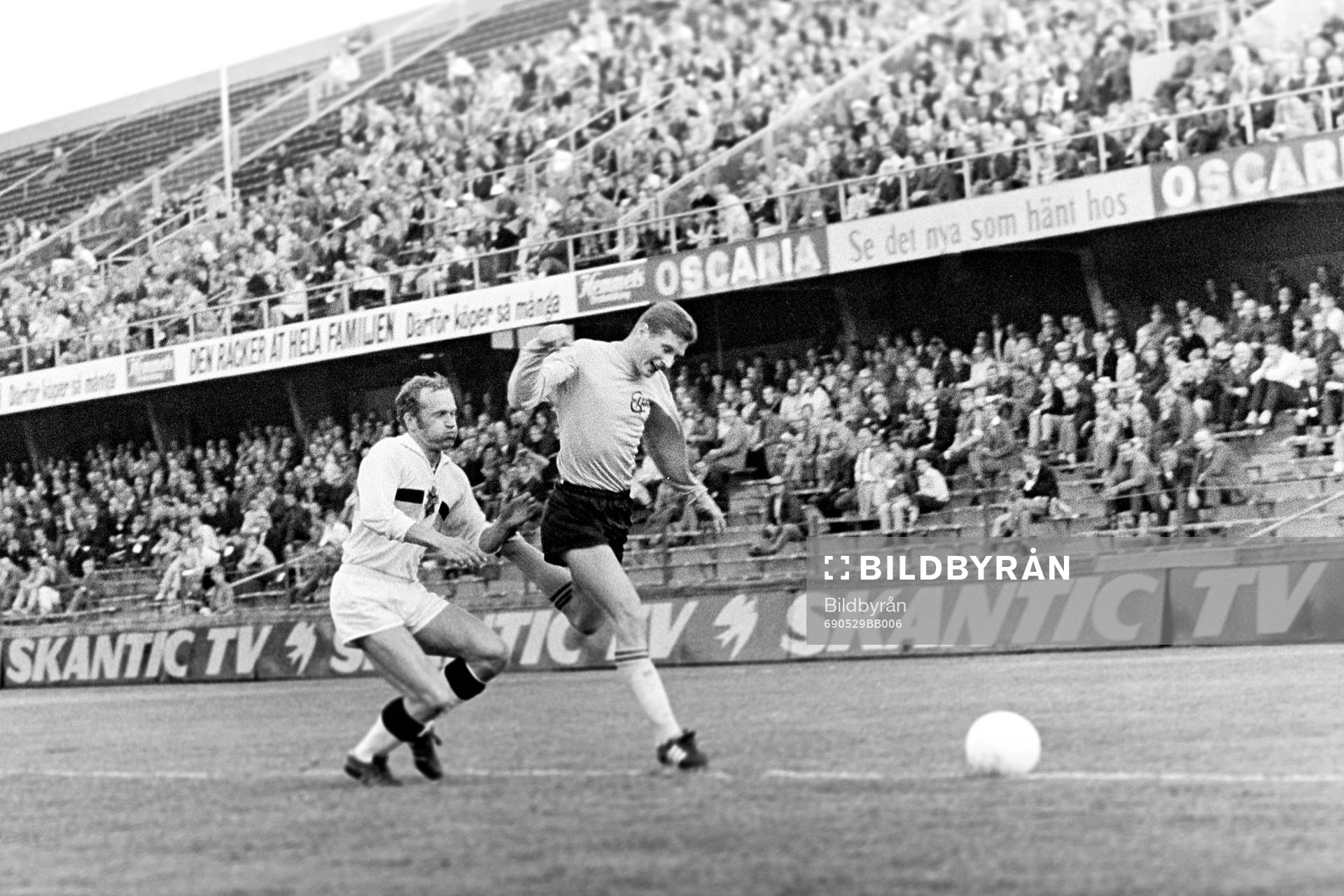 Elfsborgs Gert Christiansson utmanas av Curt Edenvik, AIK