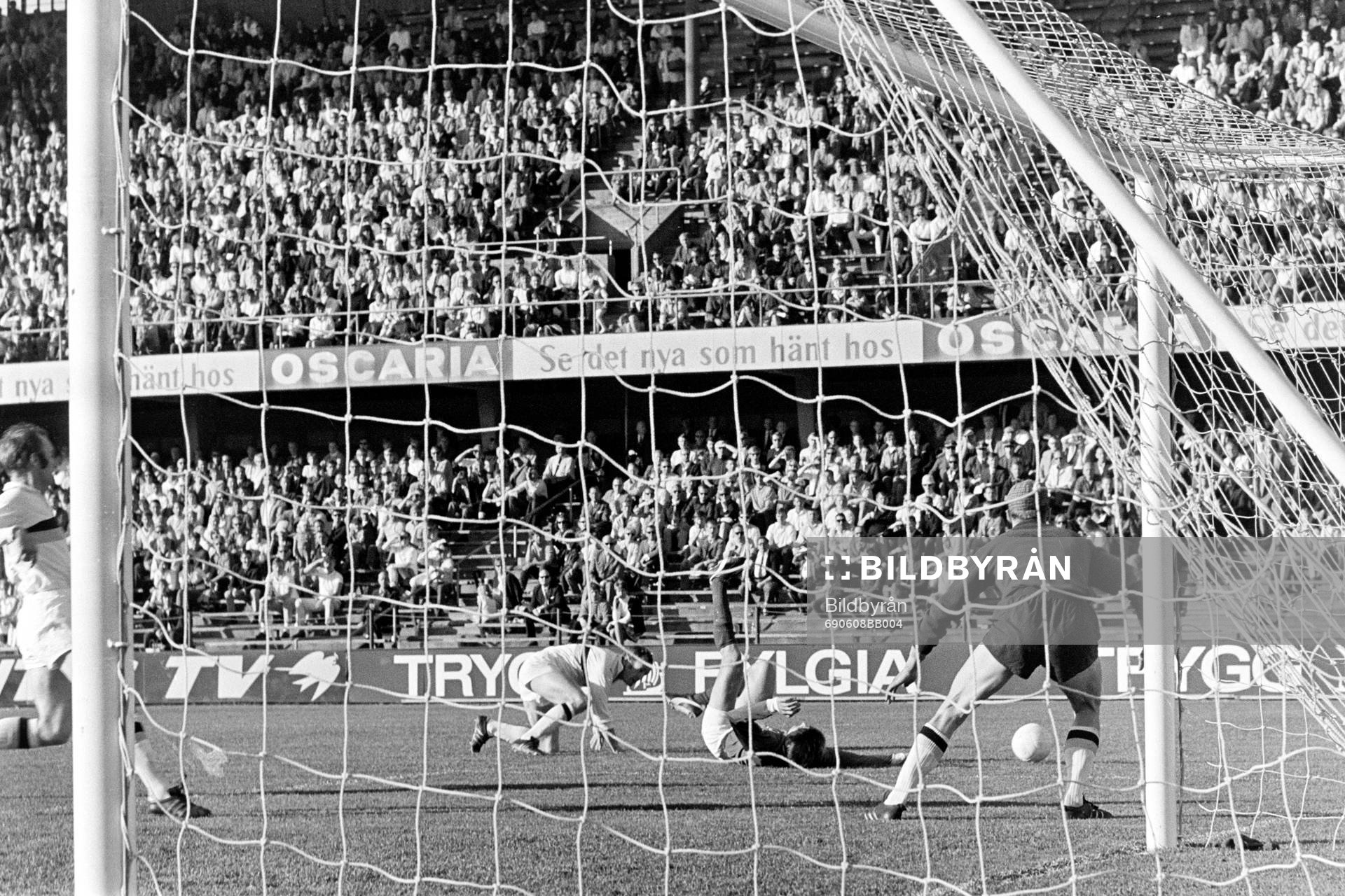Situation framför AIK:s målvakt Leif Hult