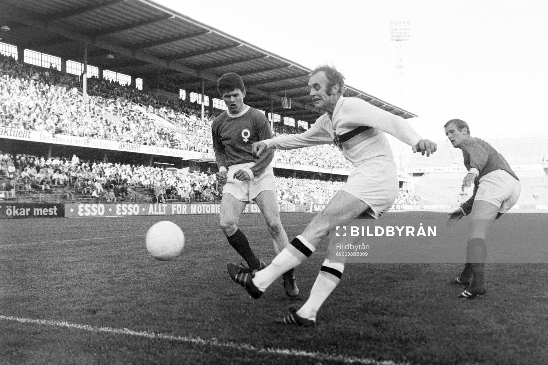 Bo Augustsson, Åtvidaberg oroar Curt Edenvik, AIK