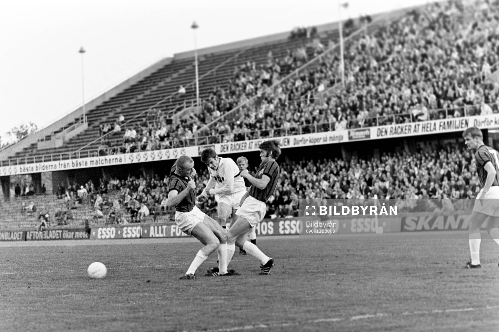 Hans Mild, Sirius och en lagkamrat försöker stoppa AIK:s