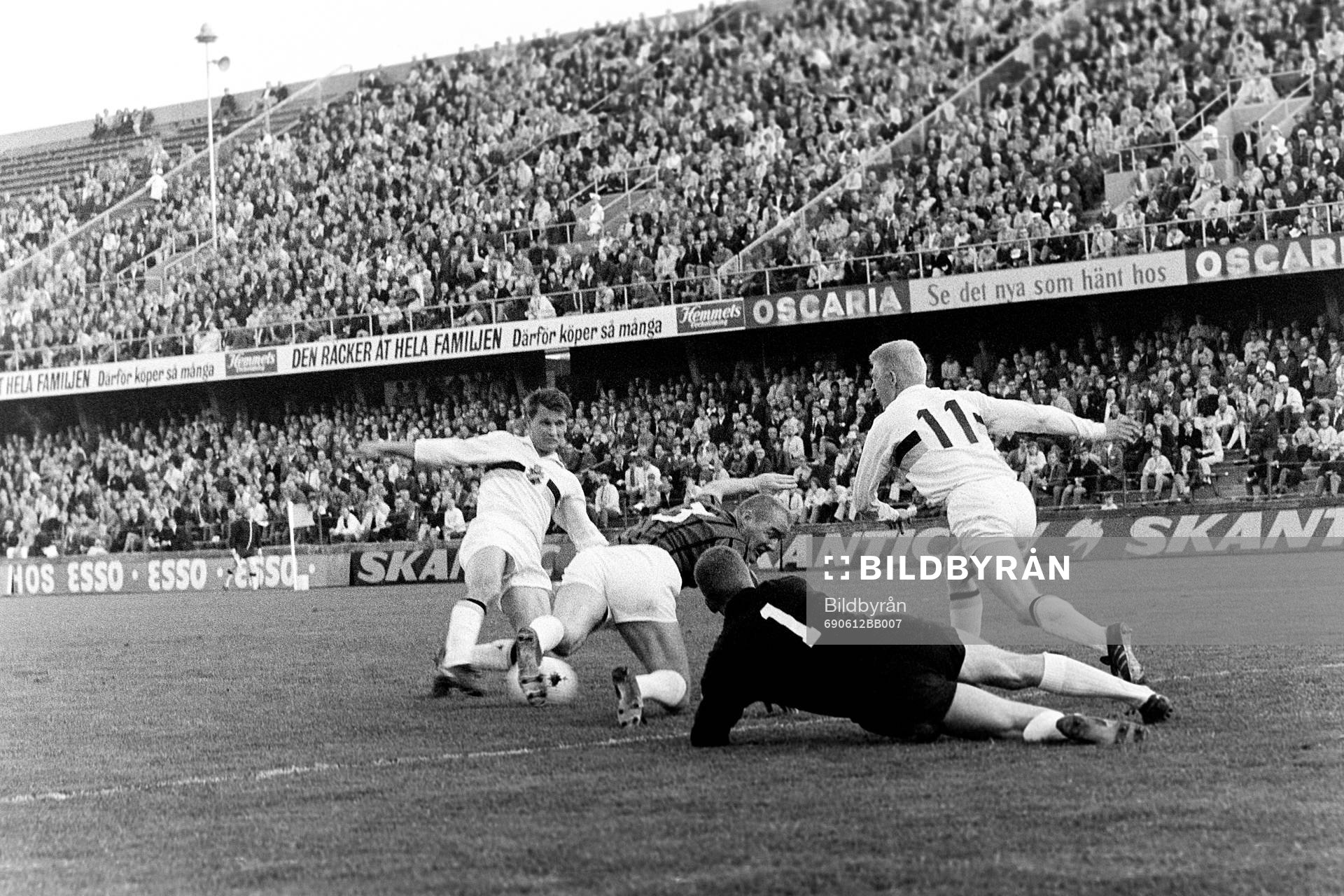 Kurt Andersson, AIK gör 1-0. Roland Lundblad framför Hans