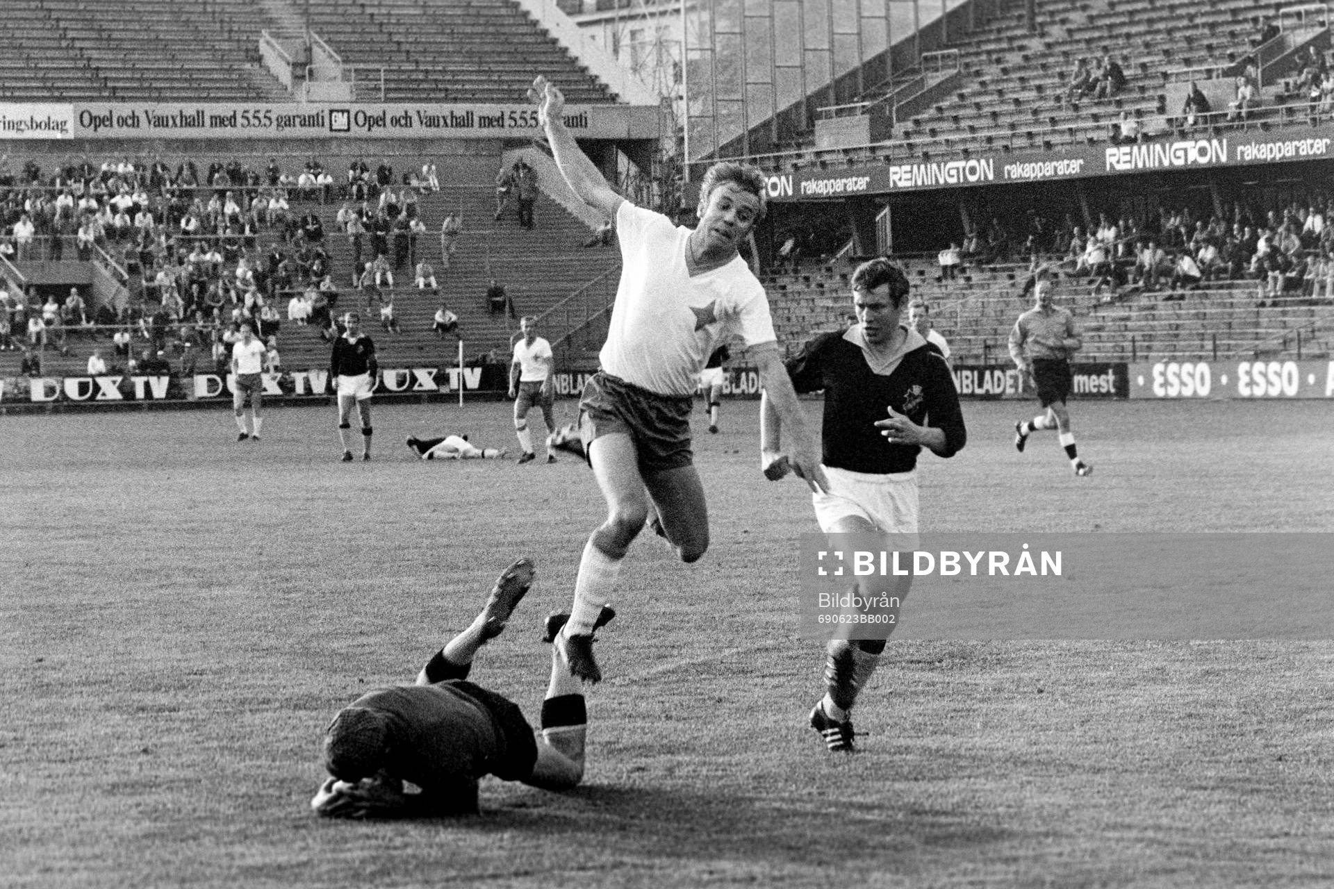 AIK:s målvakt Leif Hult tar bollen före Ulf Jansson, IFK