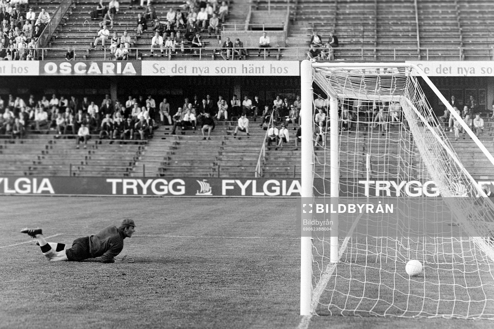 Bollen i mål bakom AIK:s målvakt