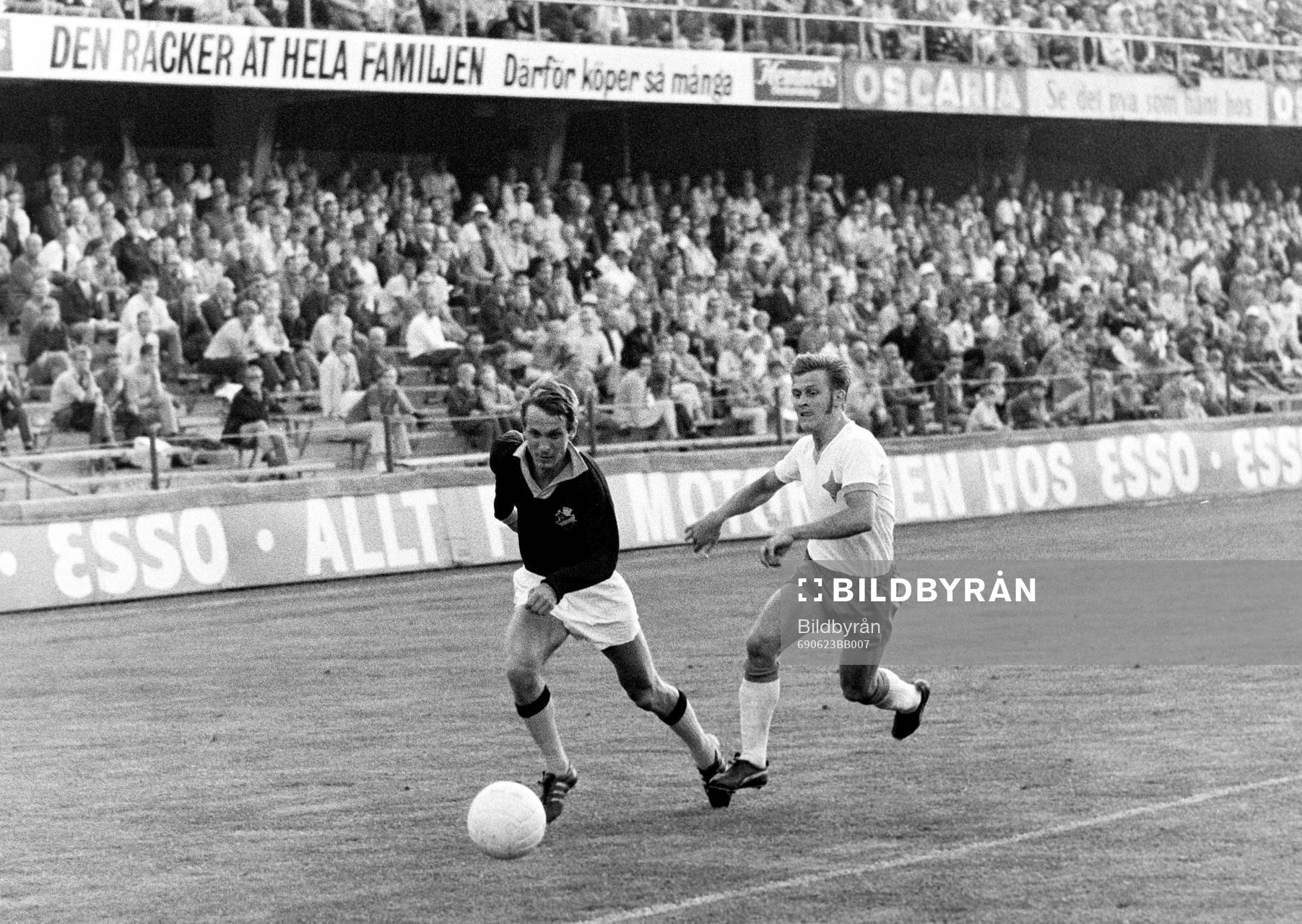 Kamp om bollen mellan Björn Lundberg, AIK och Roland