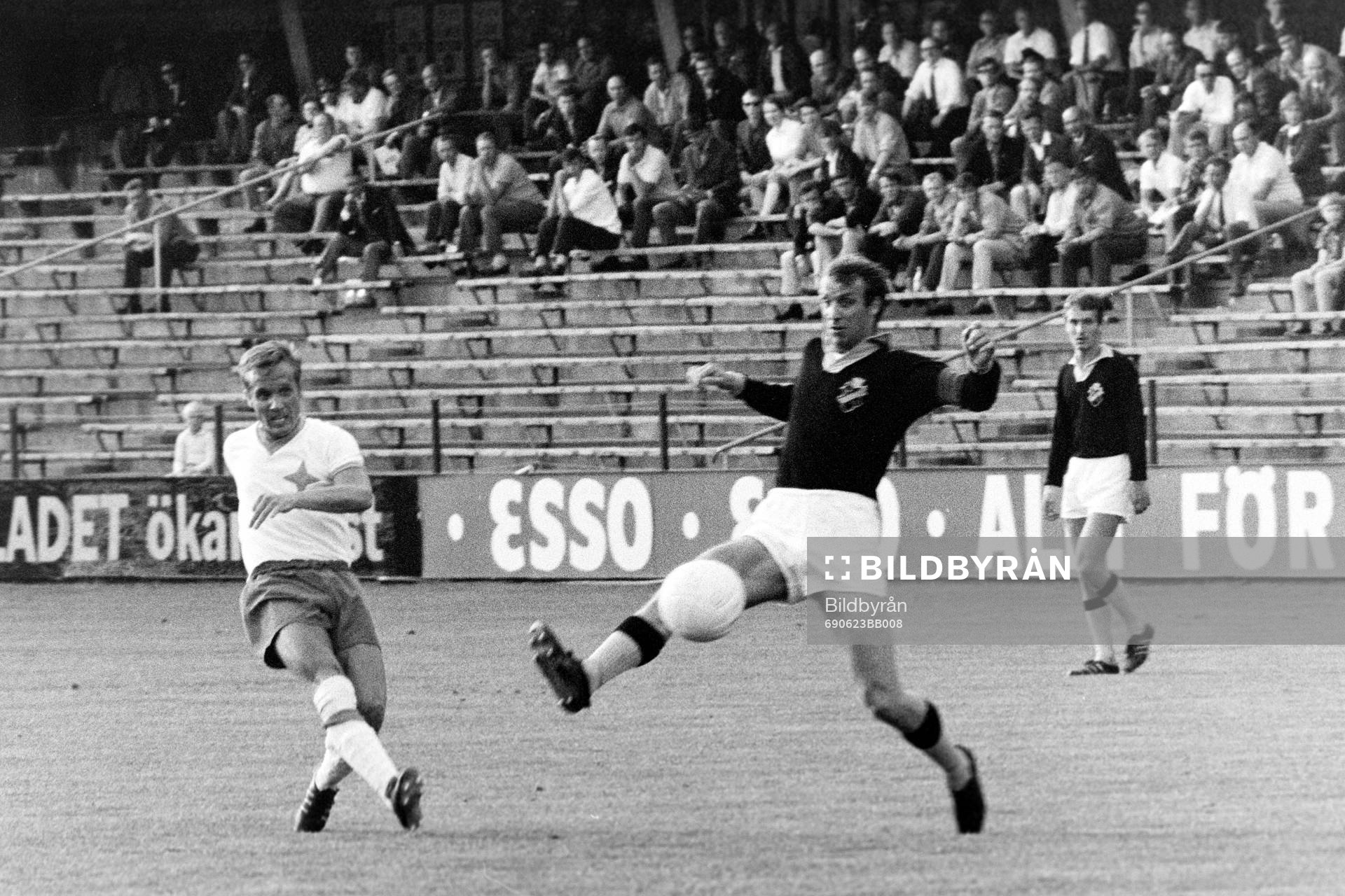 AIK.s Owe Ohlsson försöker stoppa ett skott från