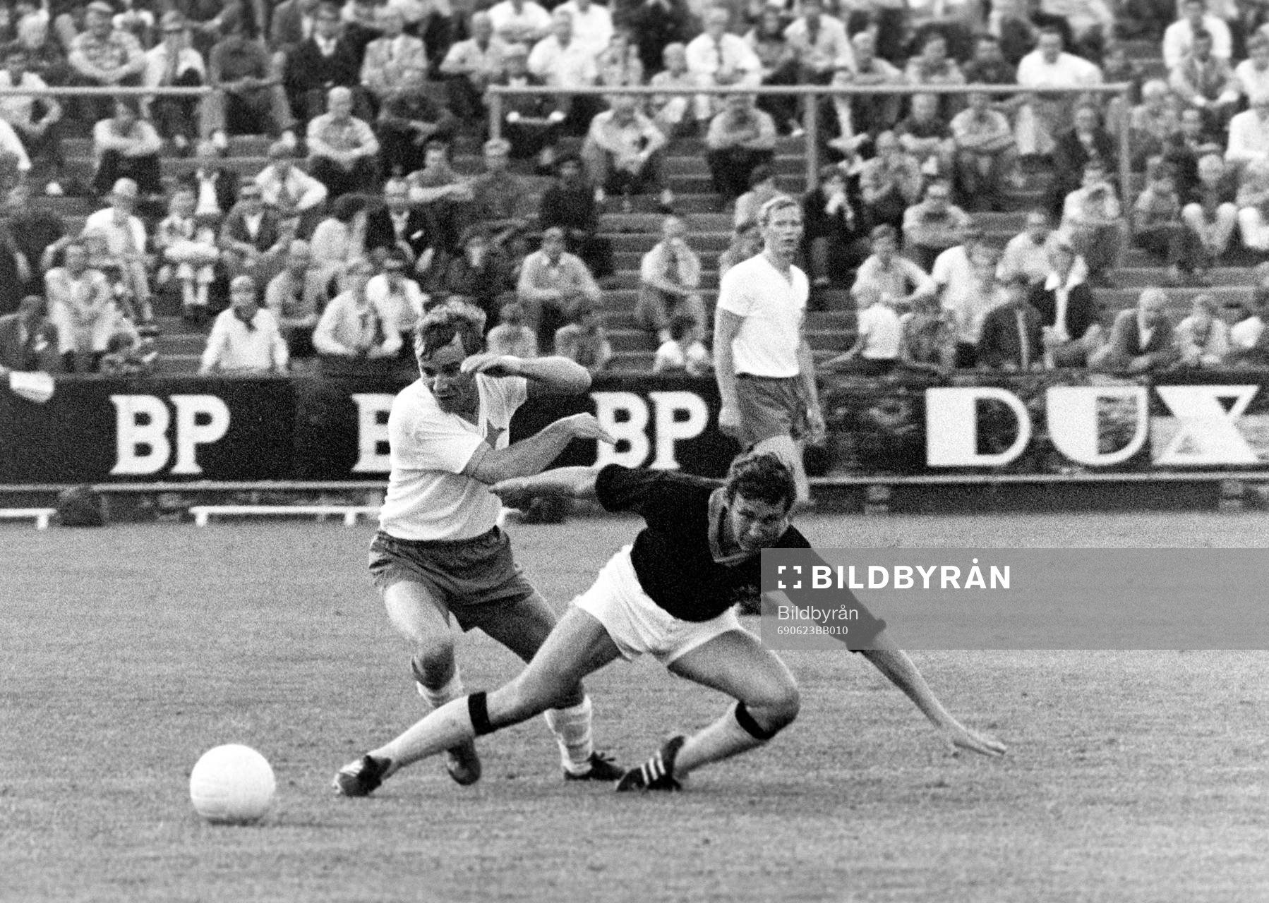 AIK:s Roland Grip på knä i en närkamp med Ulf Jansson,