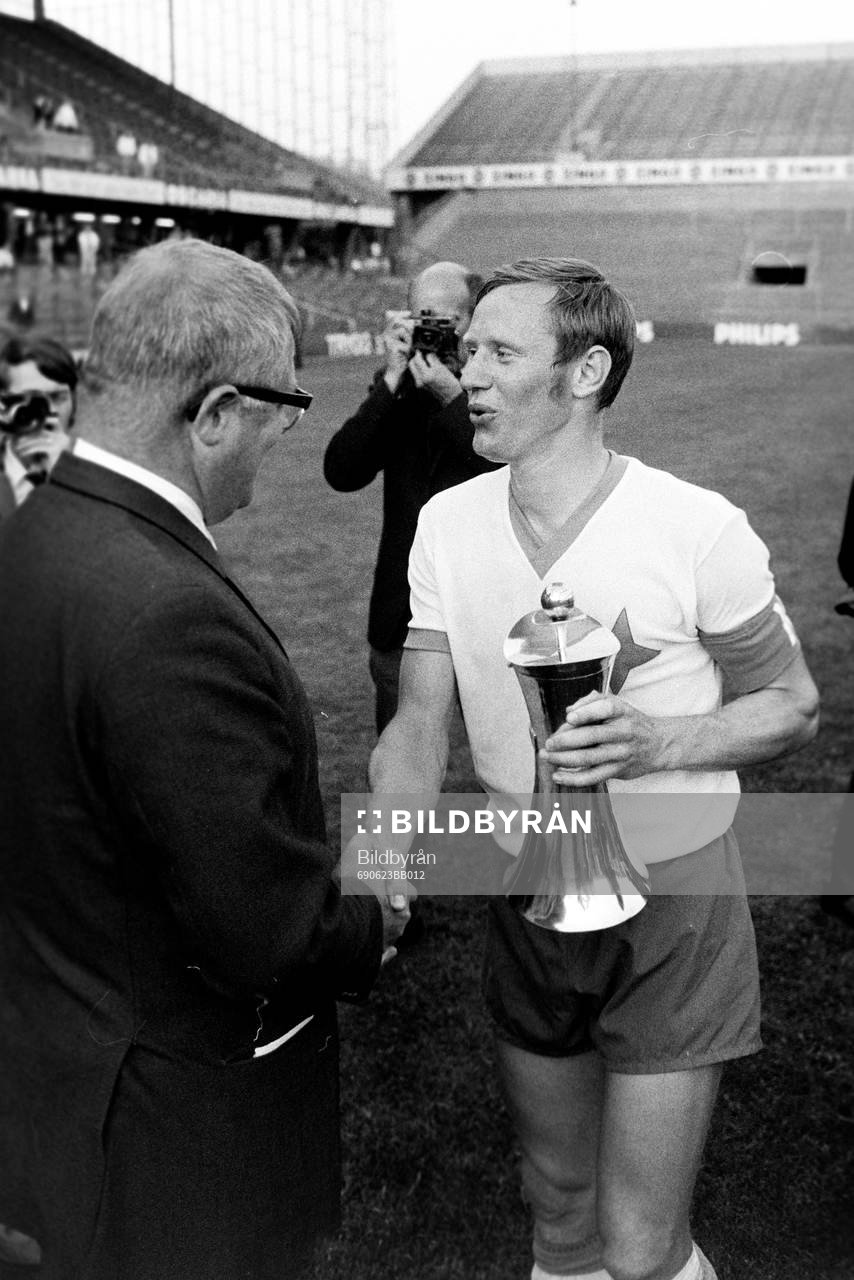 Norrköpings lagkapten Björn Nordqvist med pokalen