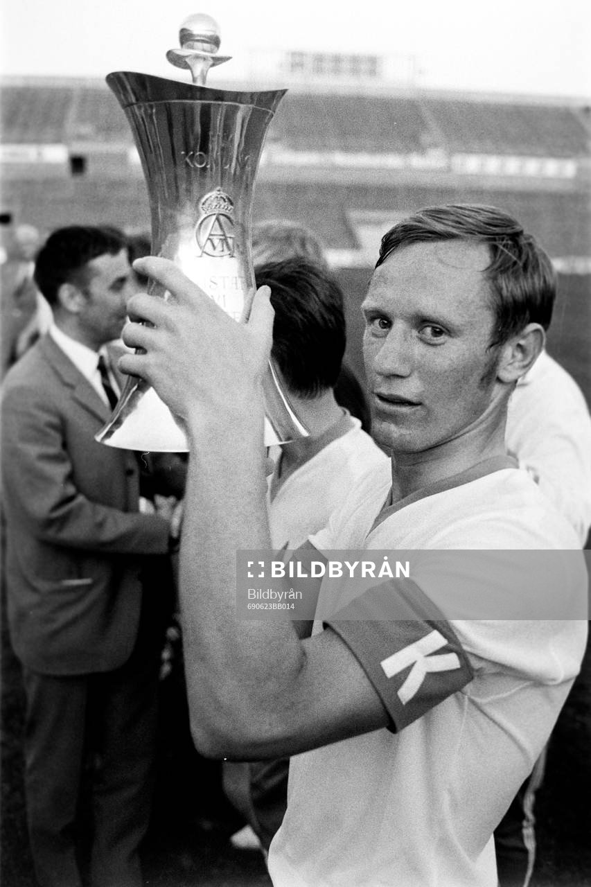 Norrköpings lagkapten Björn Nordqvist med pokalen