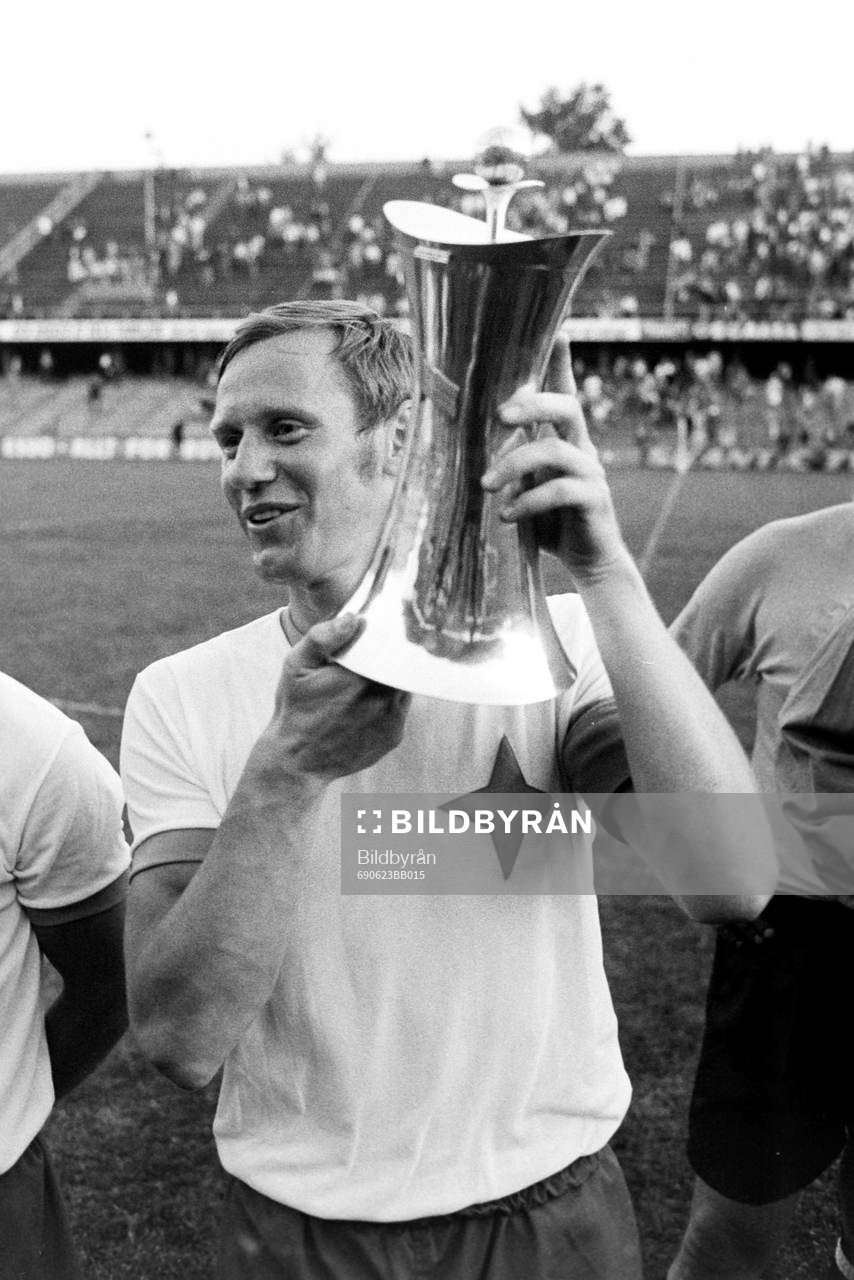 Norrköpings lagkapten Björn Nordqvist med pokalen