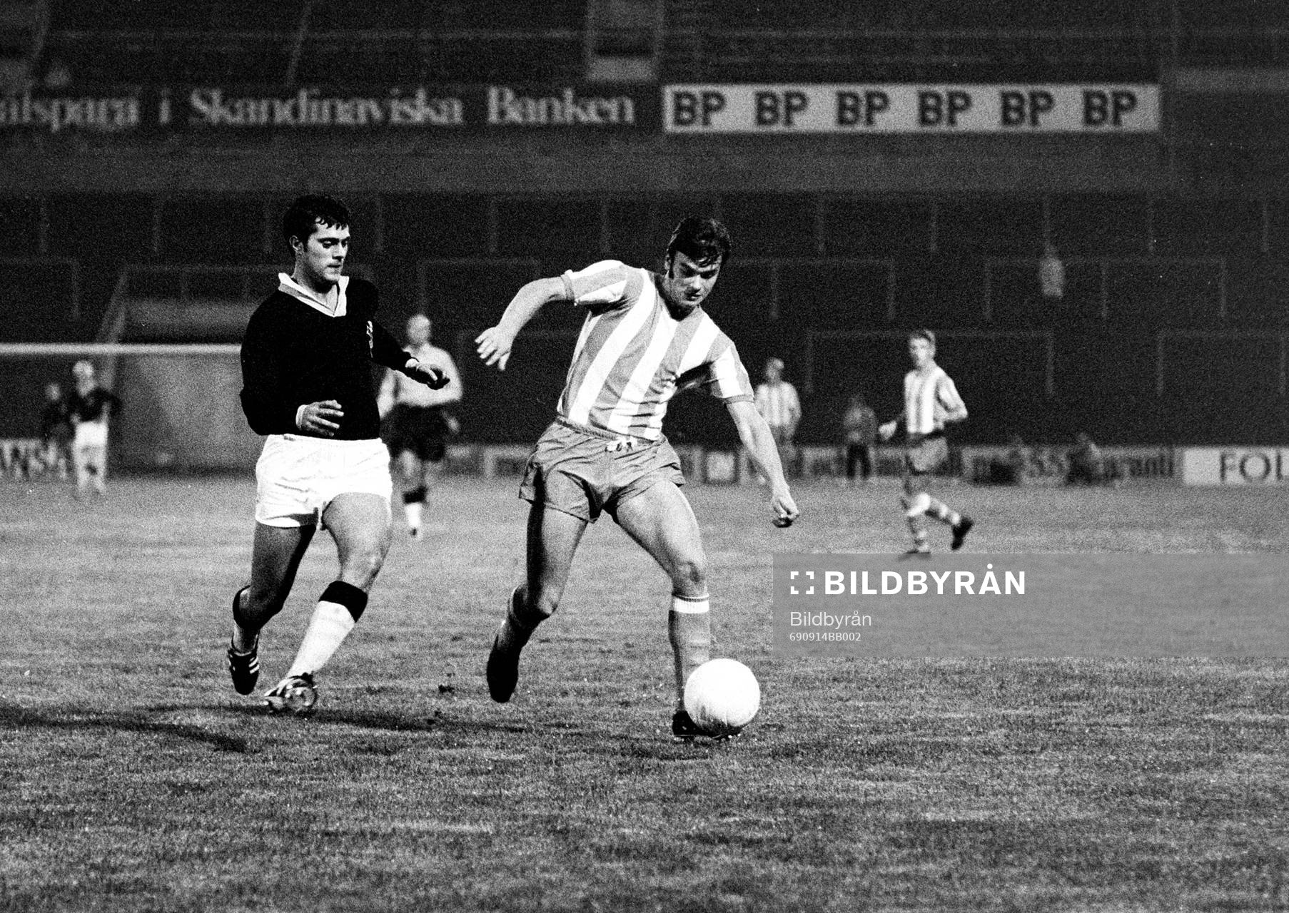 Reine Almqvist, Göteborg med bollen utmanas av Paolo