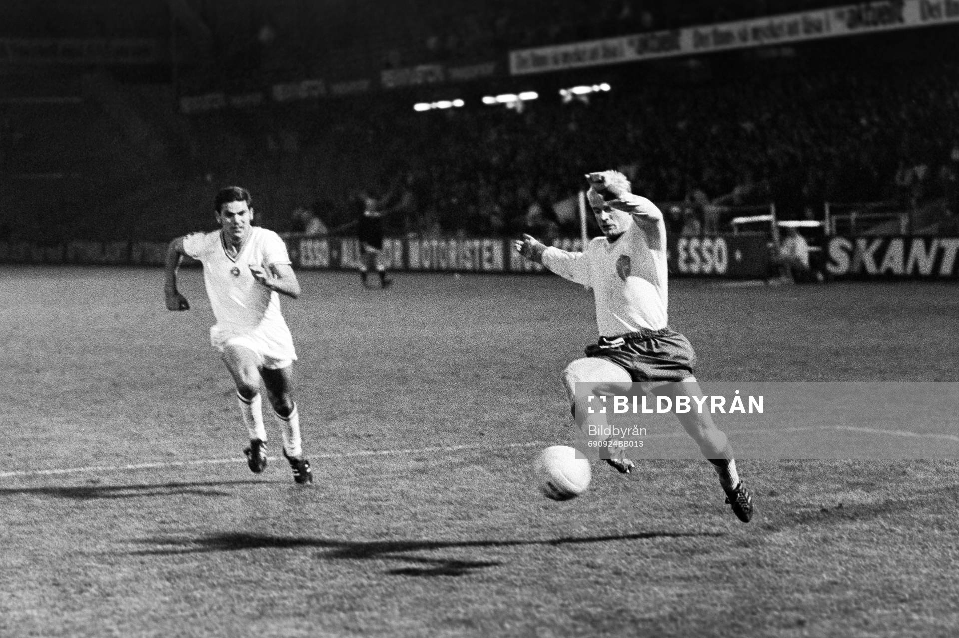 Fotboll, Sverige - Ungern, 2-0: Hans Johansson, Sverige med bollen.