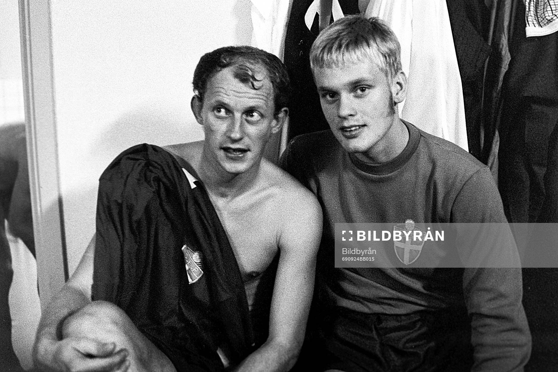 Fotboll, Sverige - Ungern, 2-0: Sven-Gunnar Larsson och Ronnie Hellström, målvakter i Sverige.