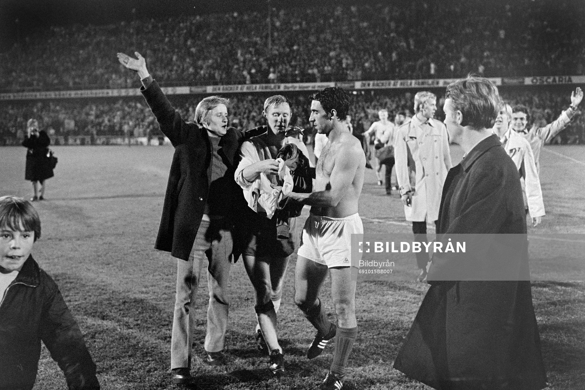 Fotboll, VM-Kval, Sverige - Frankrike, 2-0: Björn Nordqvist jublar efter matchen.