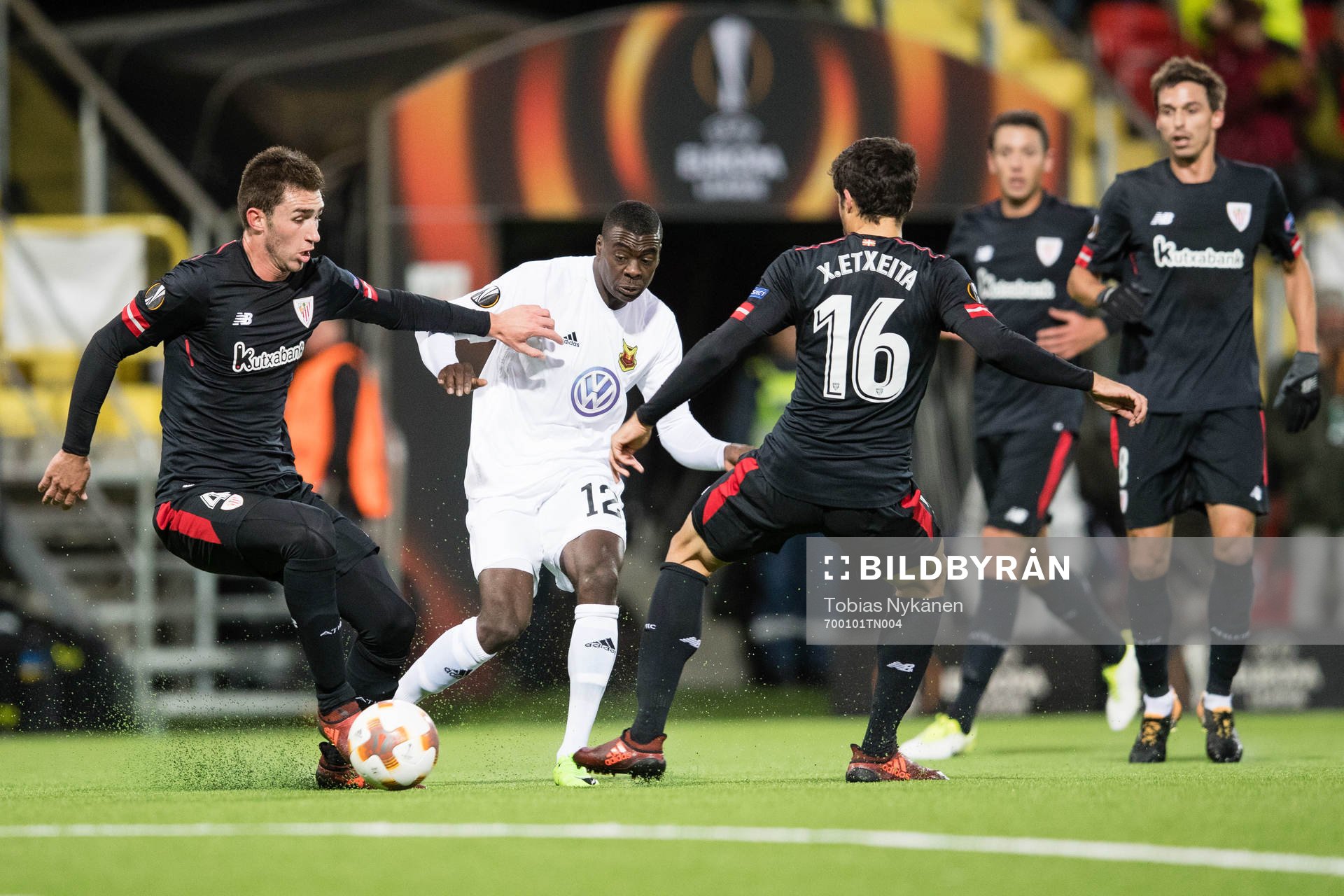 Östersunds Ken Sema mot Athletic Bilbaos Aymeric Laporte