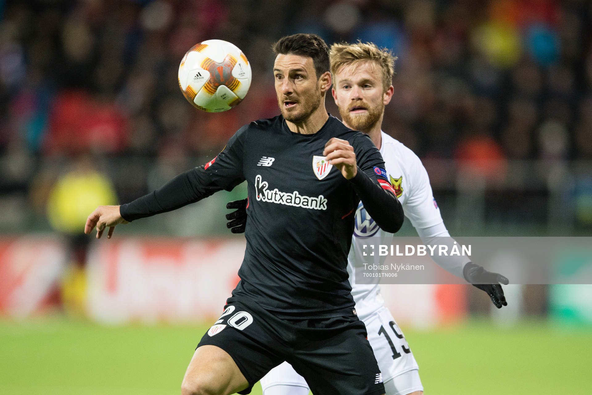 Athletic Bilbaos Aritz Aduriz mot Dennis Widgren under fotbollsmatchen i Europa League mellan Östersund och Athletic Bilbao den 19 oktober 2017 i Östersund.