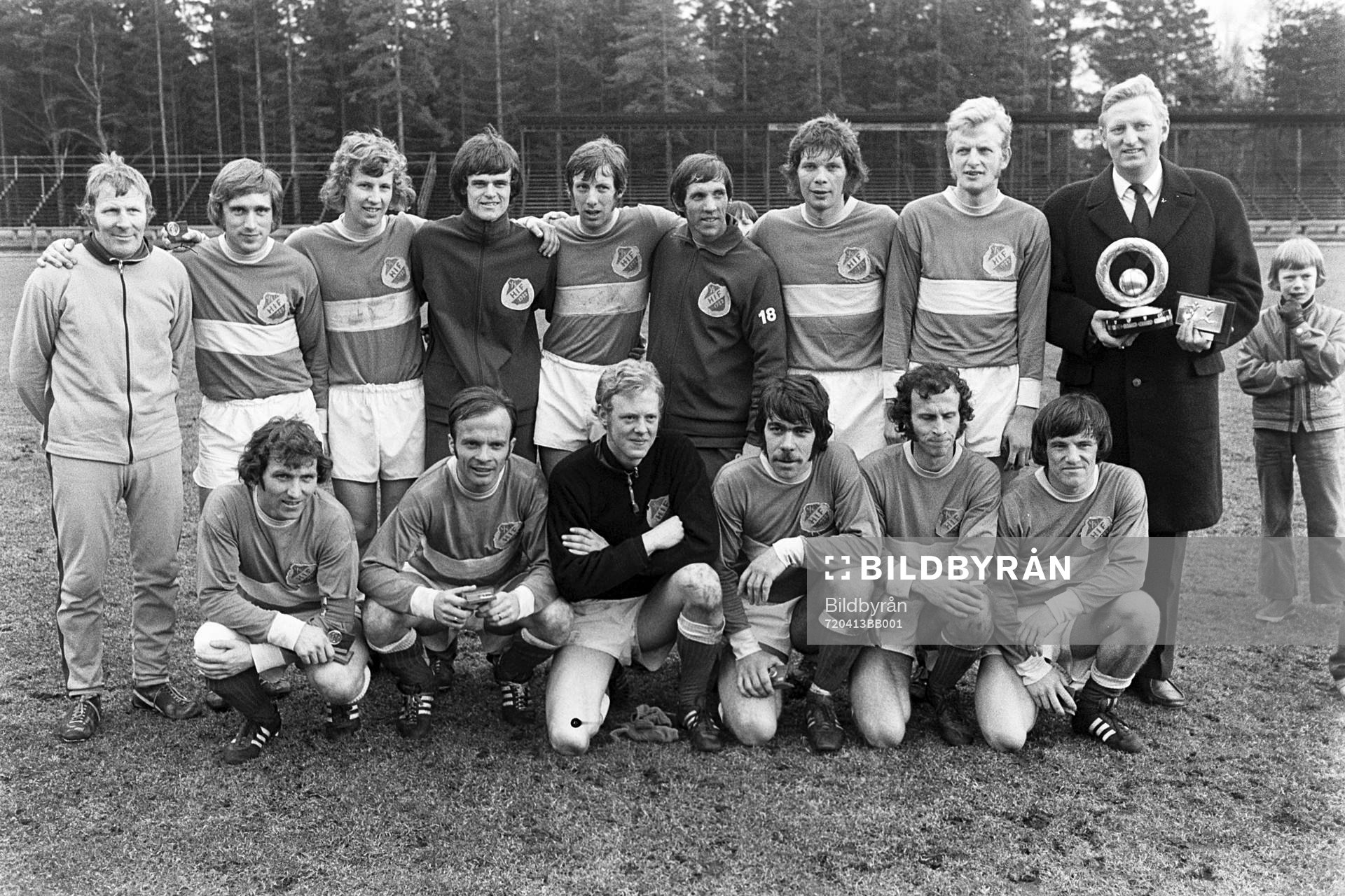 Fotboll, Hässleholms IF, segrare i Norra Skåne cupen: Spelare bl.a Hasse Bengtsson, Lars-Erik Andersson, Tommy Svensson, Bennis Jönsson, Kaj Lindhe, Bo Johansson, Claes Flink, målvakt, Bertil Andersson, Lennart Ekstrm och Conny Andersson.