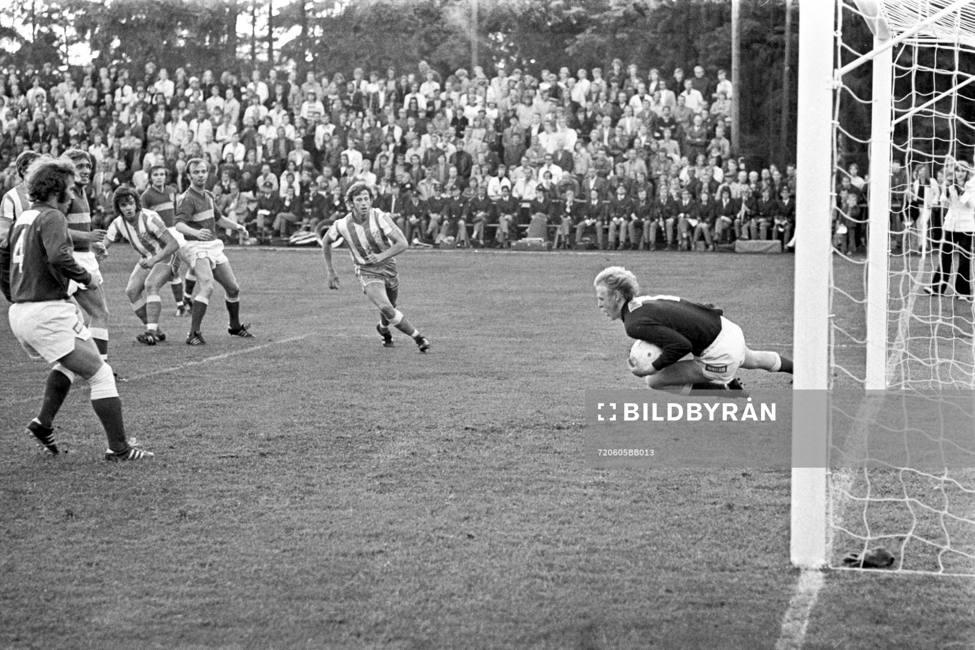 Hässleholms målvakt Claes Flink med bollen i famnen