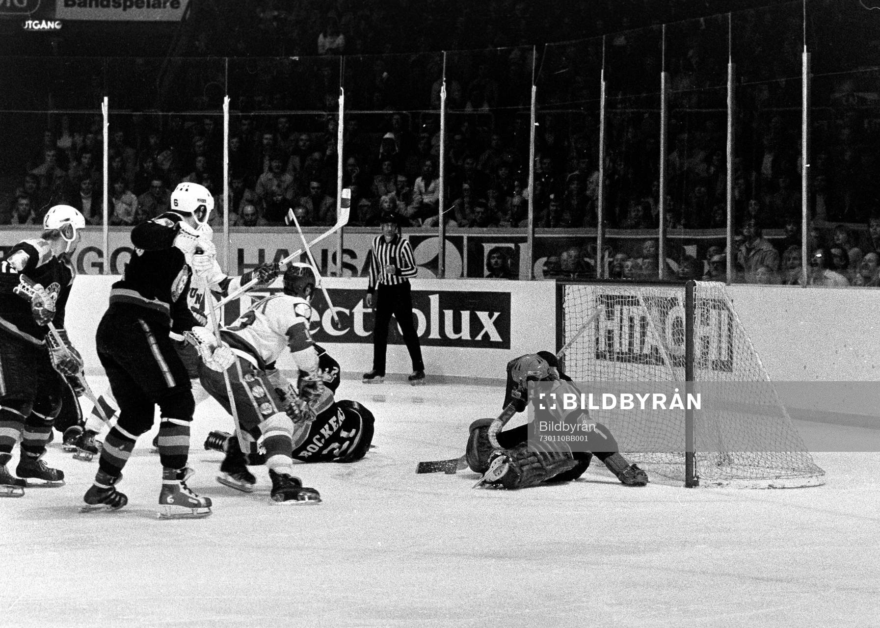 Trångt framför brynäs målvakt William Löfqvist
