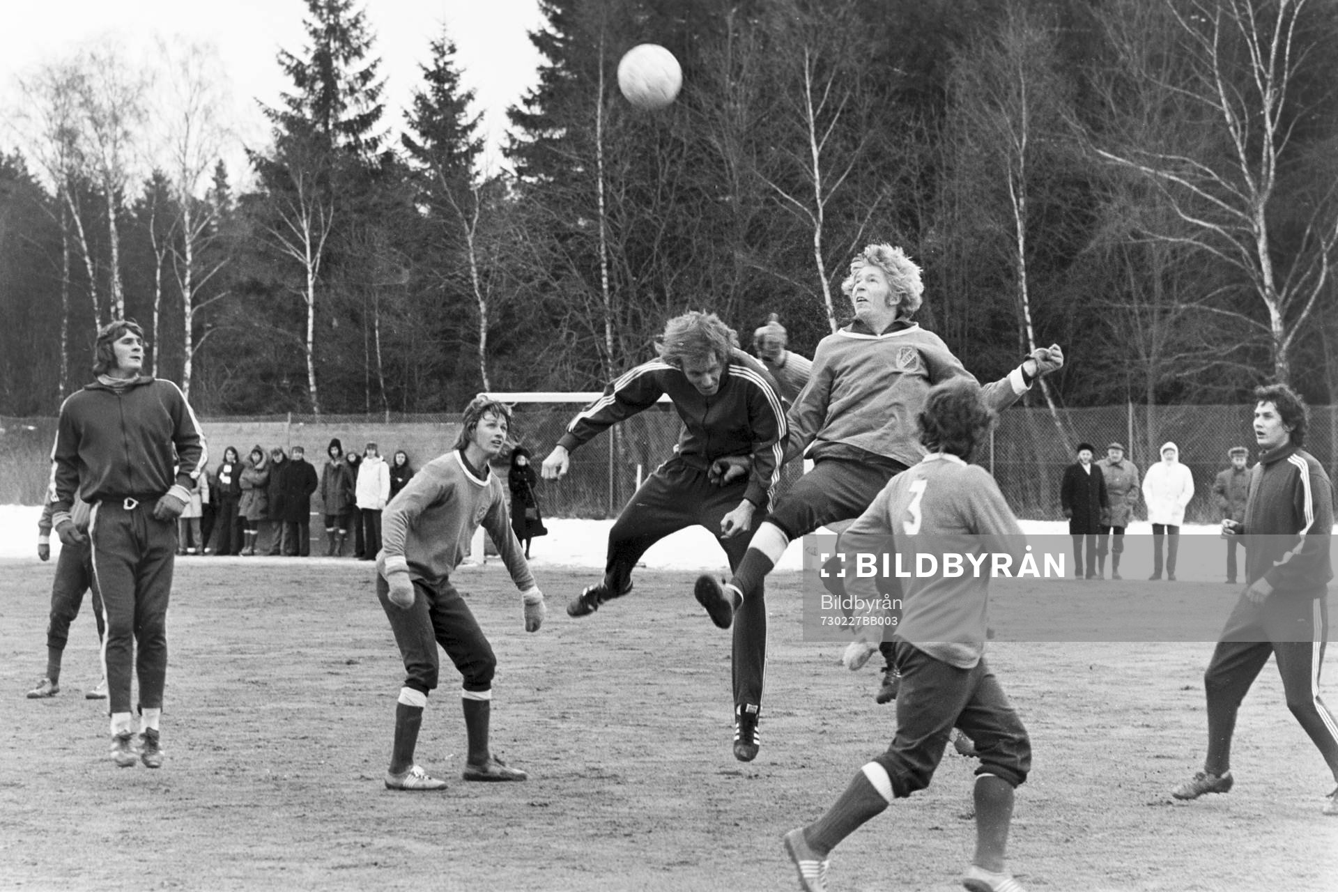 Hässleholms Jan Holmqvist i en nickduell. Lennart Larsson,