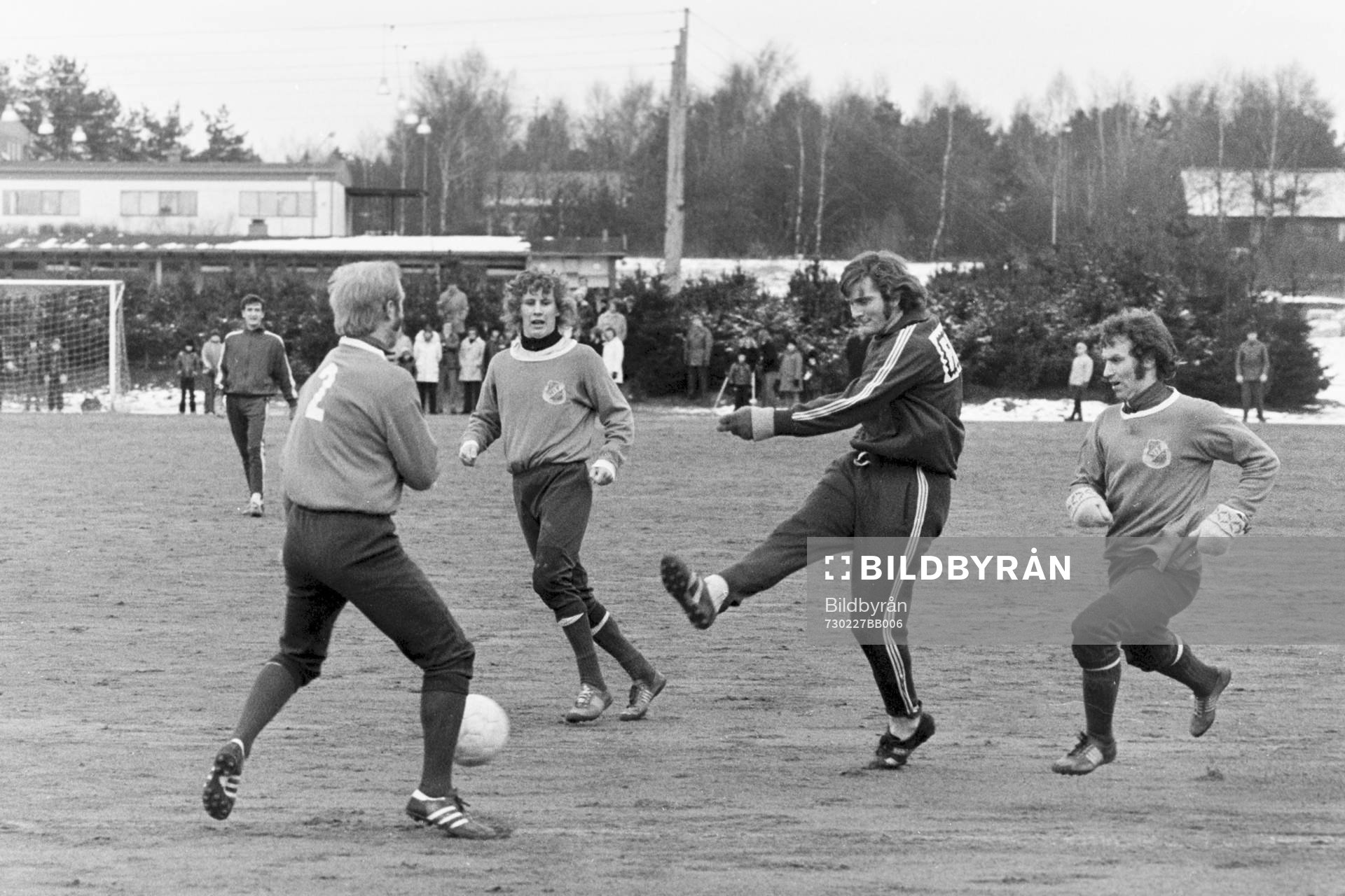 Fotboll, träningsmatch, Hässleholms IF - Landskrona, 1-3: Claes Flink, målvakt, Hans Bengtsson och Kaj Lindhe, Hässleholm försöker stoppa Sonny Johansson, Landskrona.