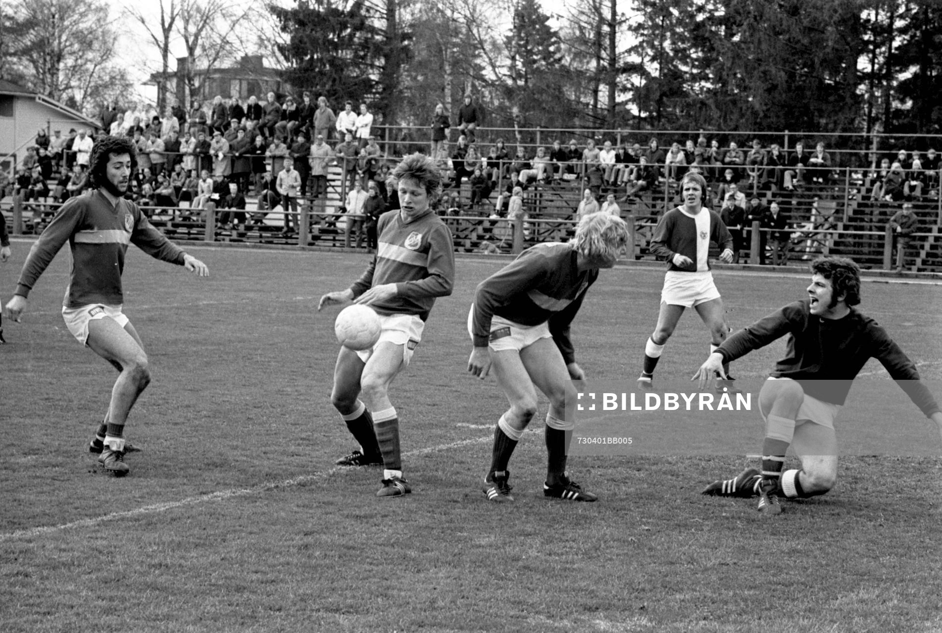  Alf Jönsson, Lennart Larsson och Jan Holmqvist, Hässleholm framför kalmars målvakt.