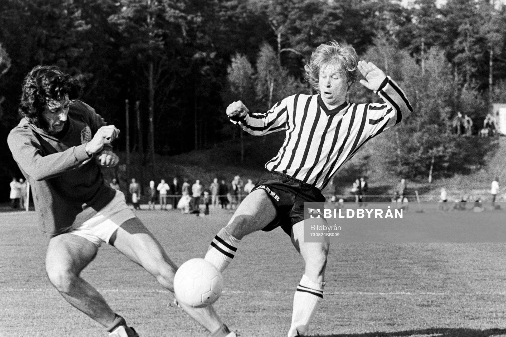 Fotboll, Div 2 södra, Hässleholms IF - Blomstermåla, 2-1: Alf Jönsson, Hässleholm i kamp om bollen.
