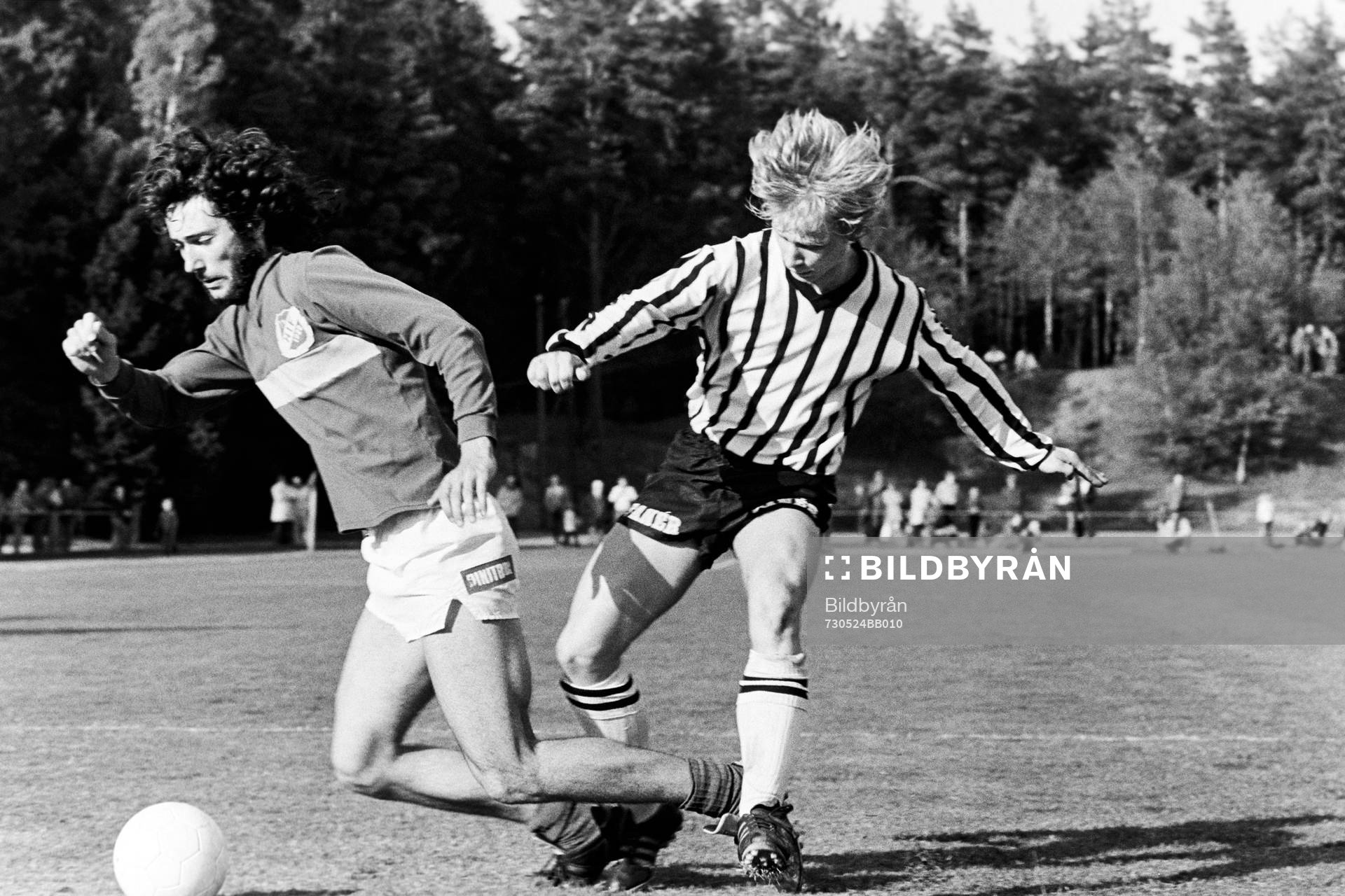 Fotboll, Div 2 södra, Hässleholms IF - Blomstermåla, 2-1: Alf Jönsson, Hässleholm i kamp om bollen.