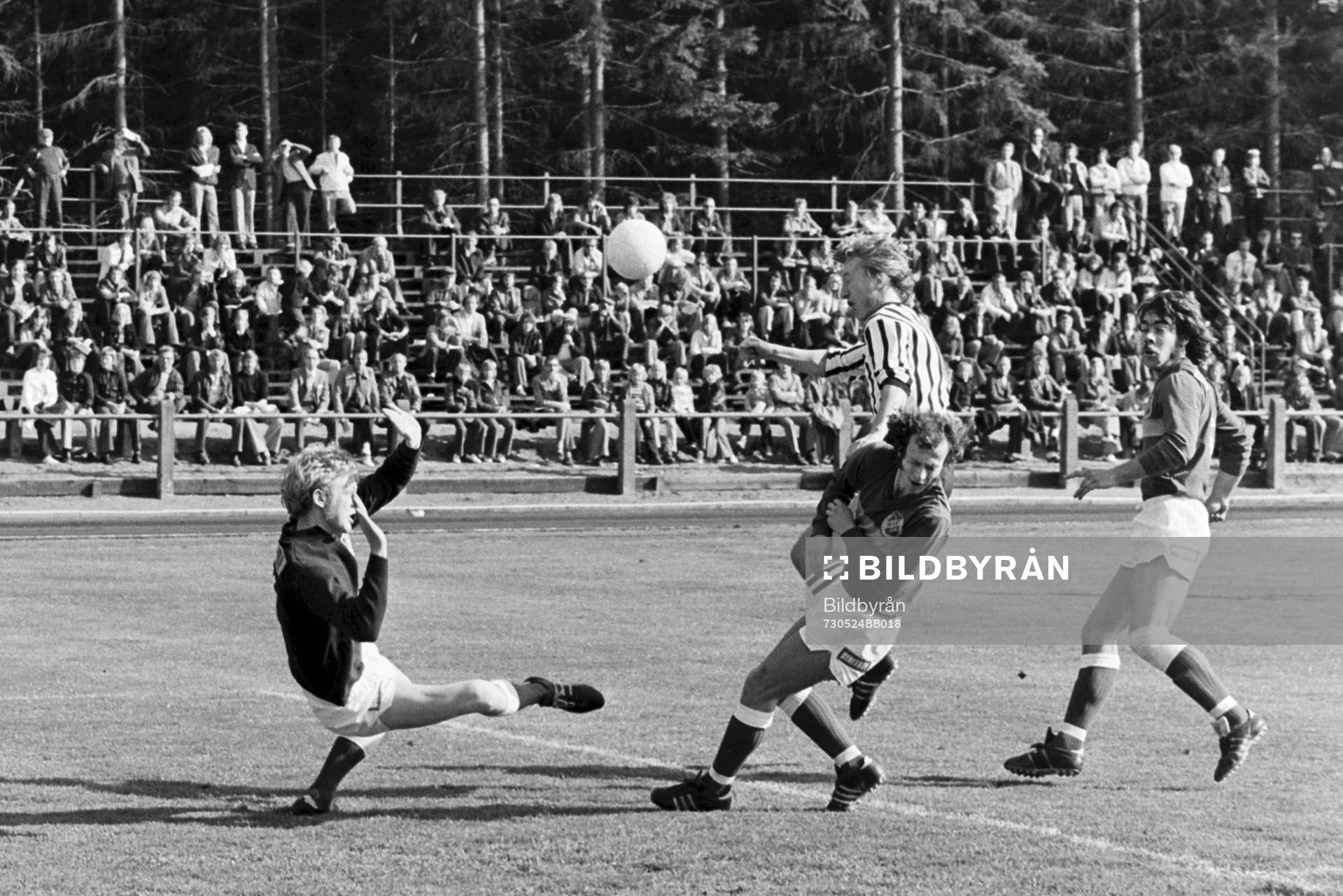 Fotboll, Div 2 södra, Hässleholms IF - Blomstermåla, 2-1: Situation framför Claes Flink, målvakt i Hässleholm.