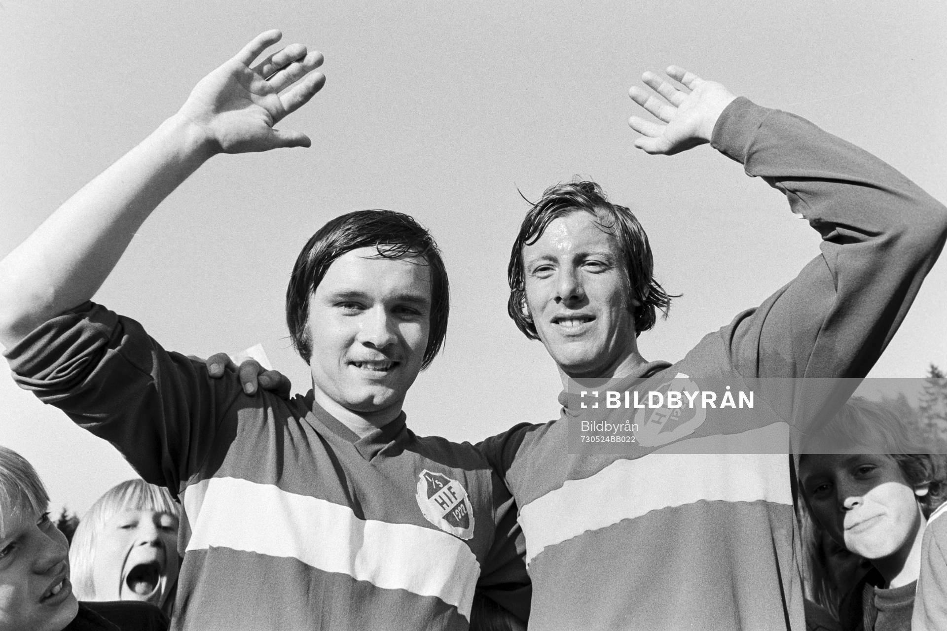 Fotboll, Div 2 södra, Hässleholms IF - Blomstermåla, 2-1: Bengt Olsson och Tommy Svensson, Hässleholm jublar efter segern.