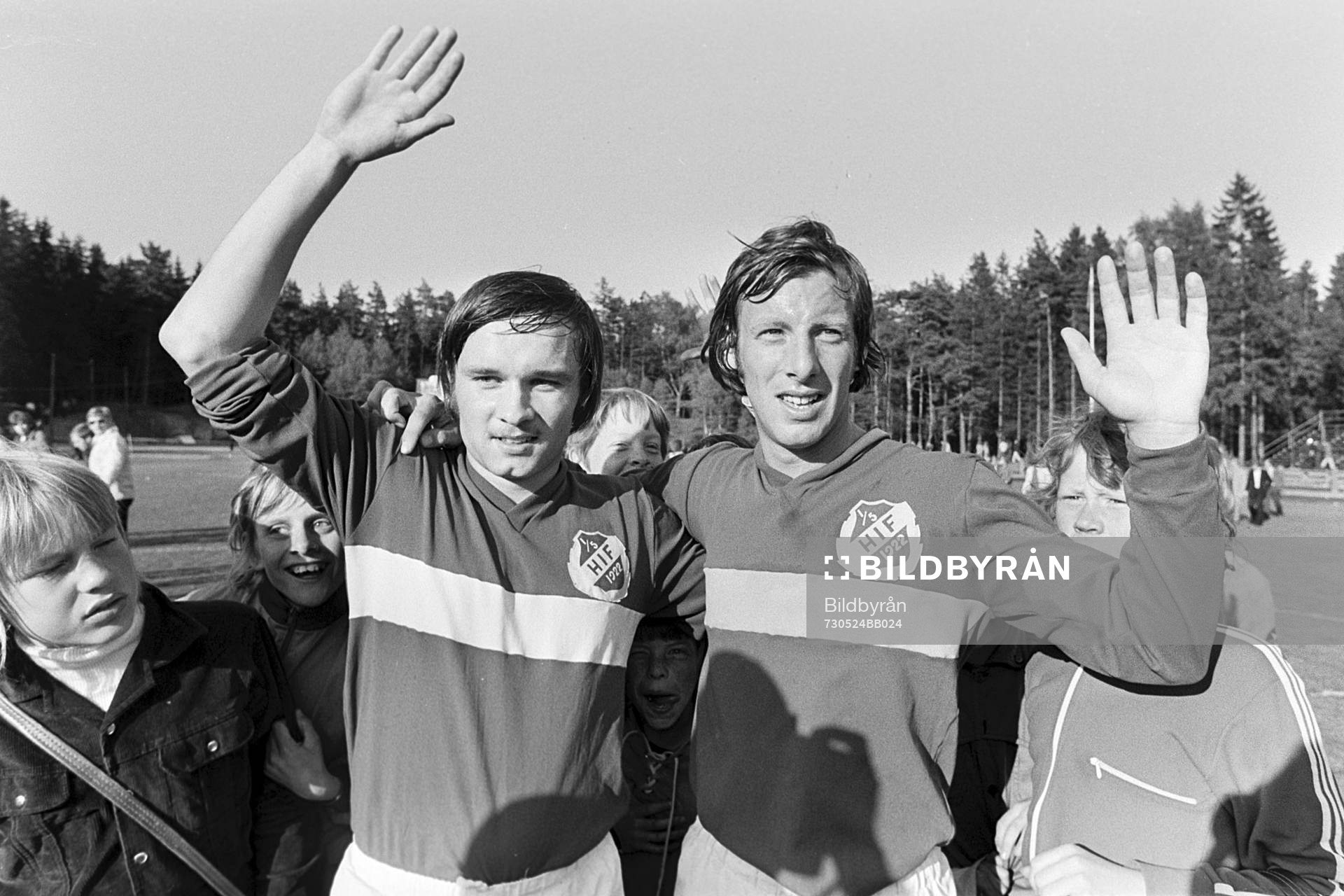 Fotboll, Div 2 södra, Hässleholms IF - Blomstermåla, 2-1: Bengt Olsson och Tommy Svensson, Hässleholm jublar efter segern.