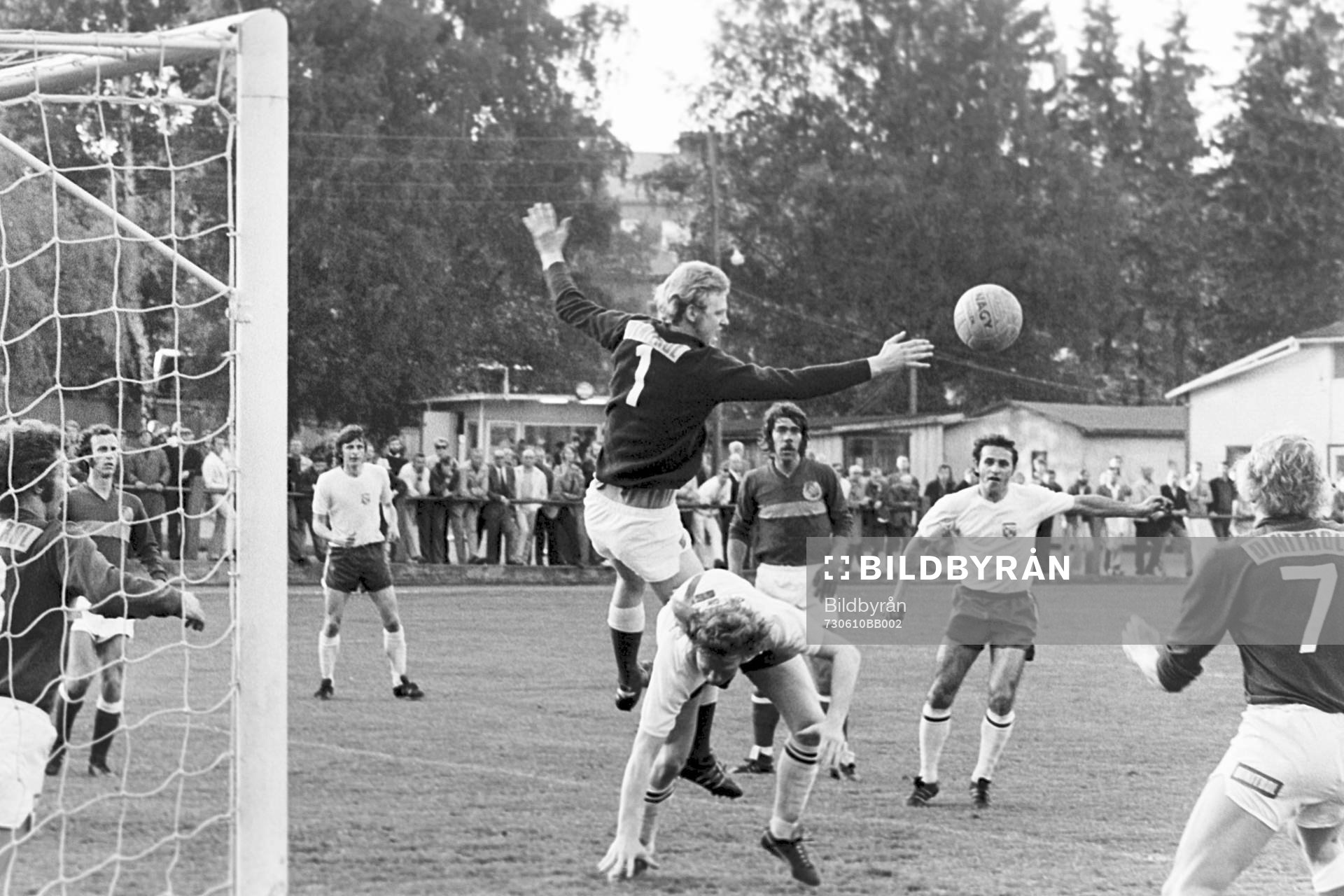 Fotboll, Div 2 södra, Hässleholms IF - Halmia: Situation framför Claes Flink, målvakt i Hässleholm.