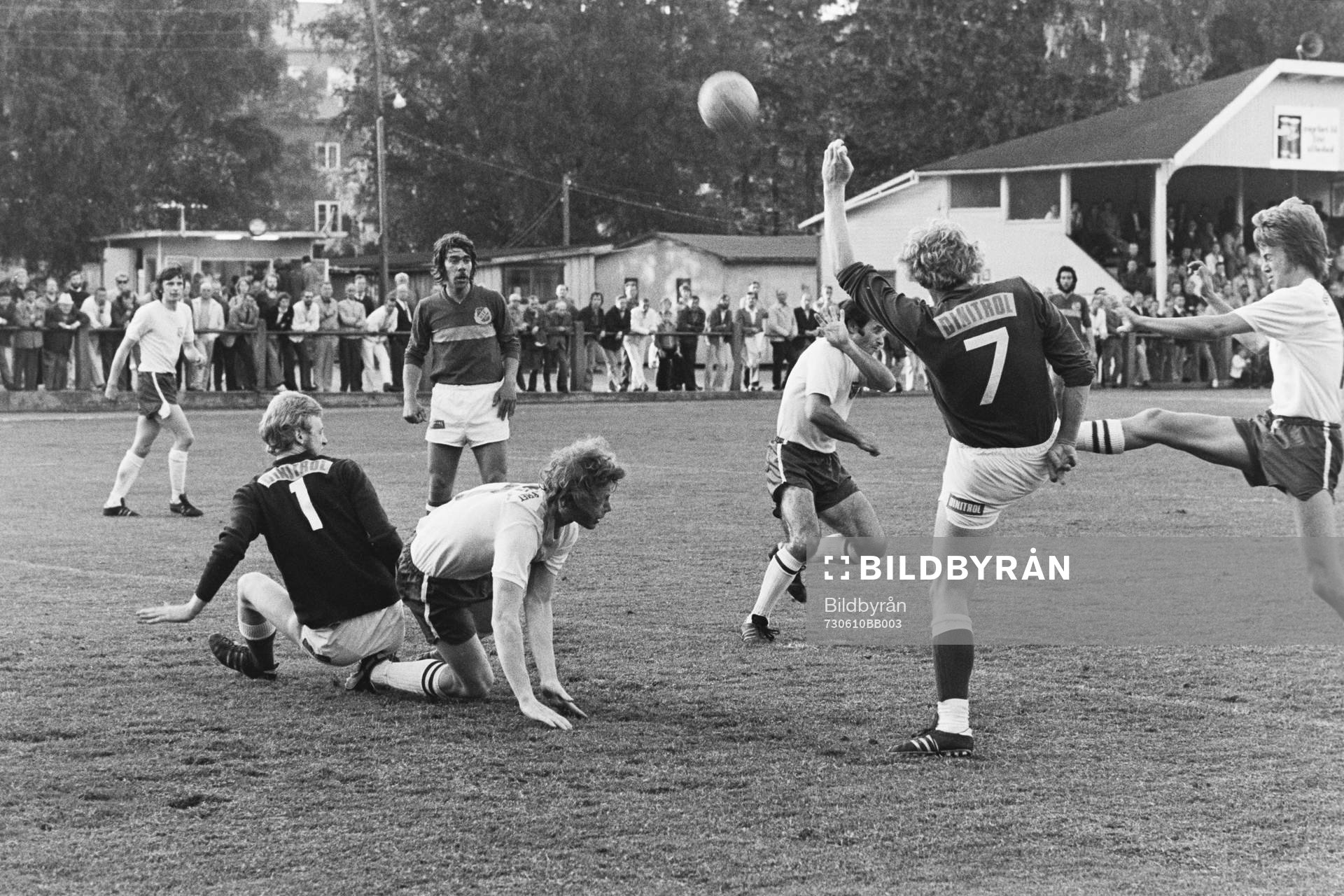 Fotboll, Div 2 södra, Hässleholms IF - Halmia: Situation framför Claes Flink, målvakt i Hässleholm.