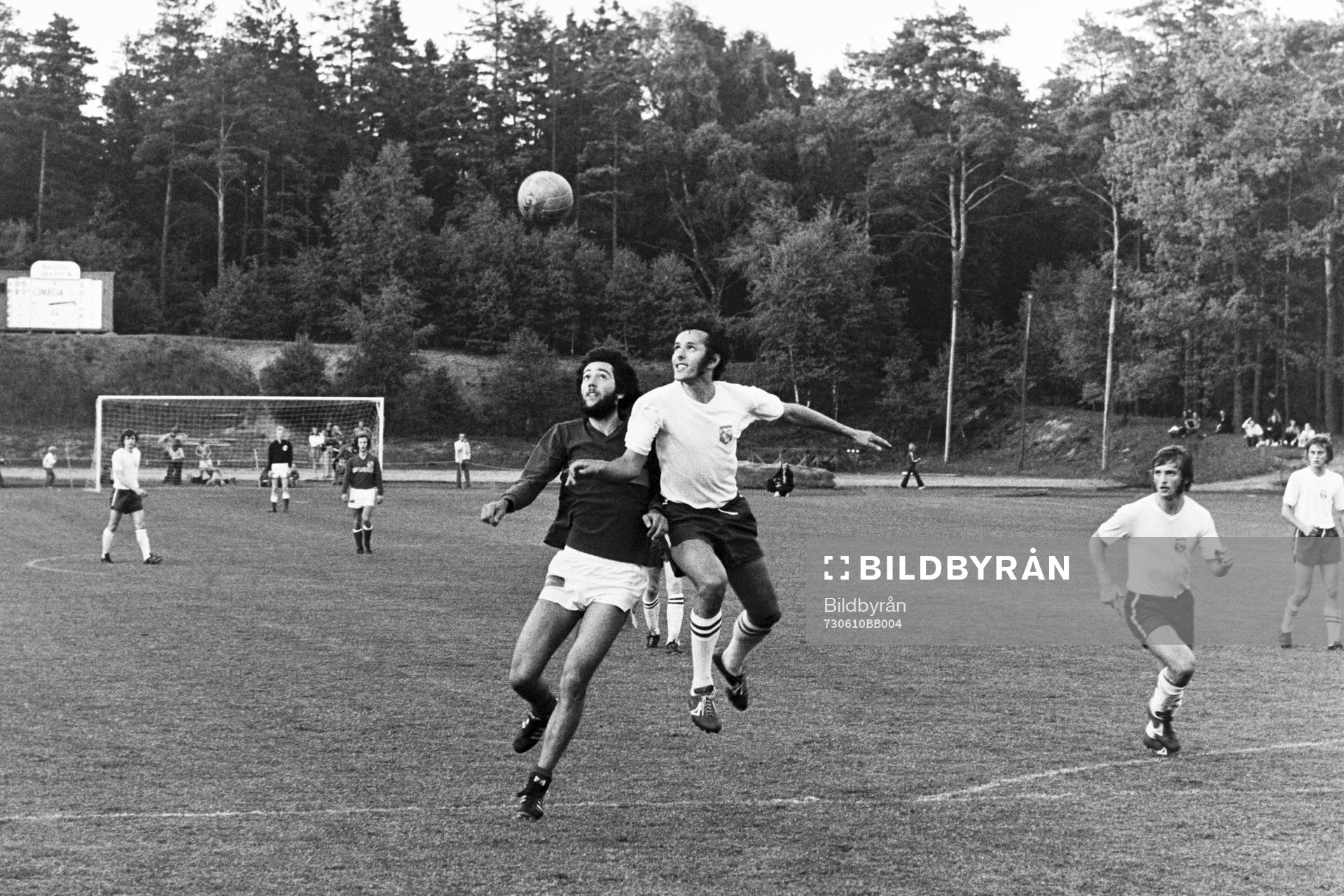 Fotboll, Div 2 södra, Hässleholms IF - Halmia: Hässleholms Alf Jönsson i kamp om bollen.