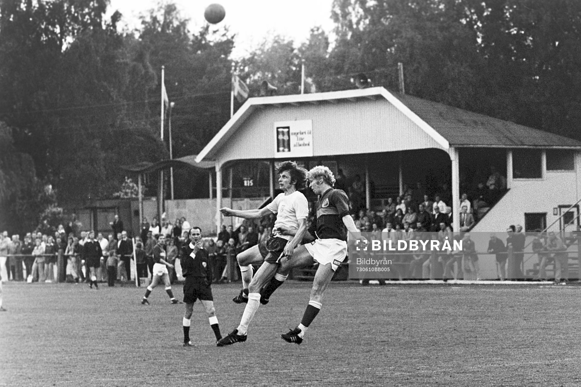 Fotboll, Div 2 södra, Hässleholms IF - Halmia: Hässleholms Jan Holmqvist i kamp om bollen.