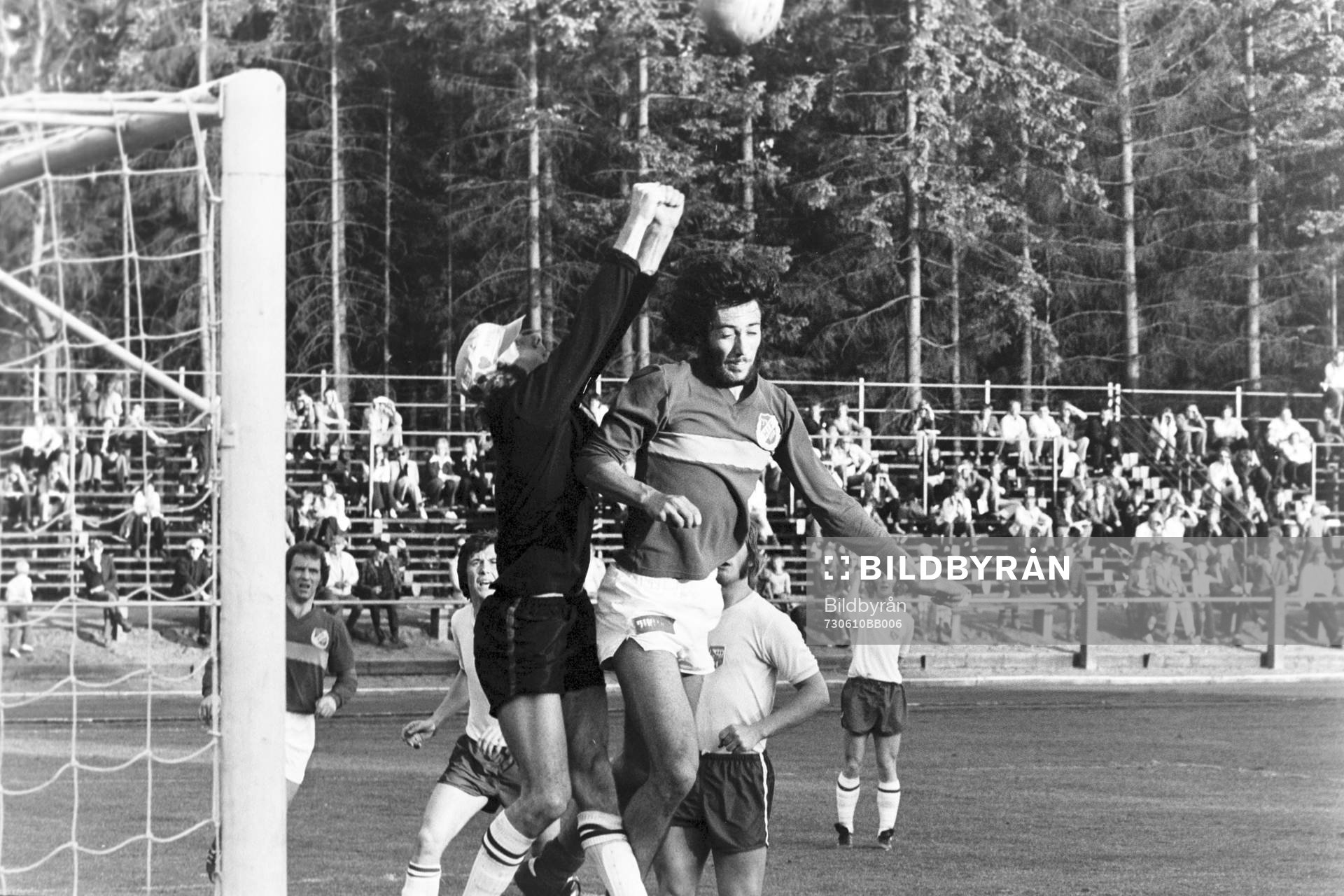 Fotboll, Div 2 södra, Hässleholms IF - Halmia: Hässleholms Alf Jönsson oroar halmias målvakt.