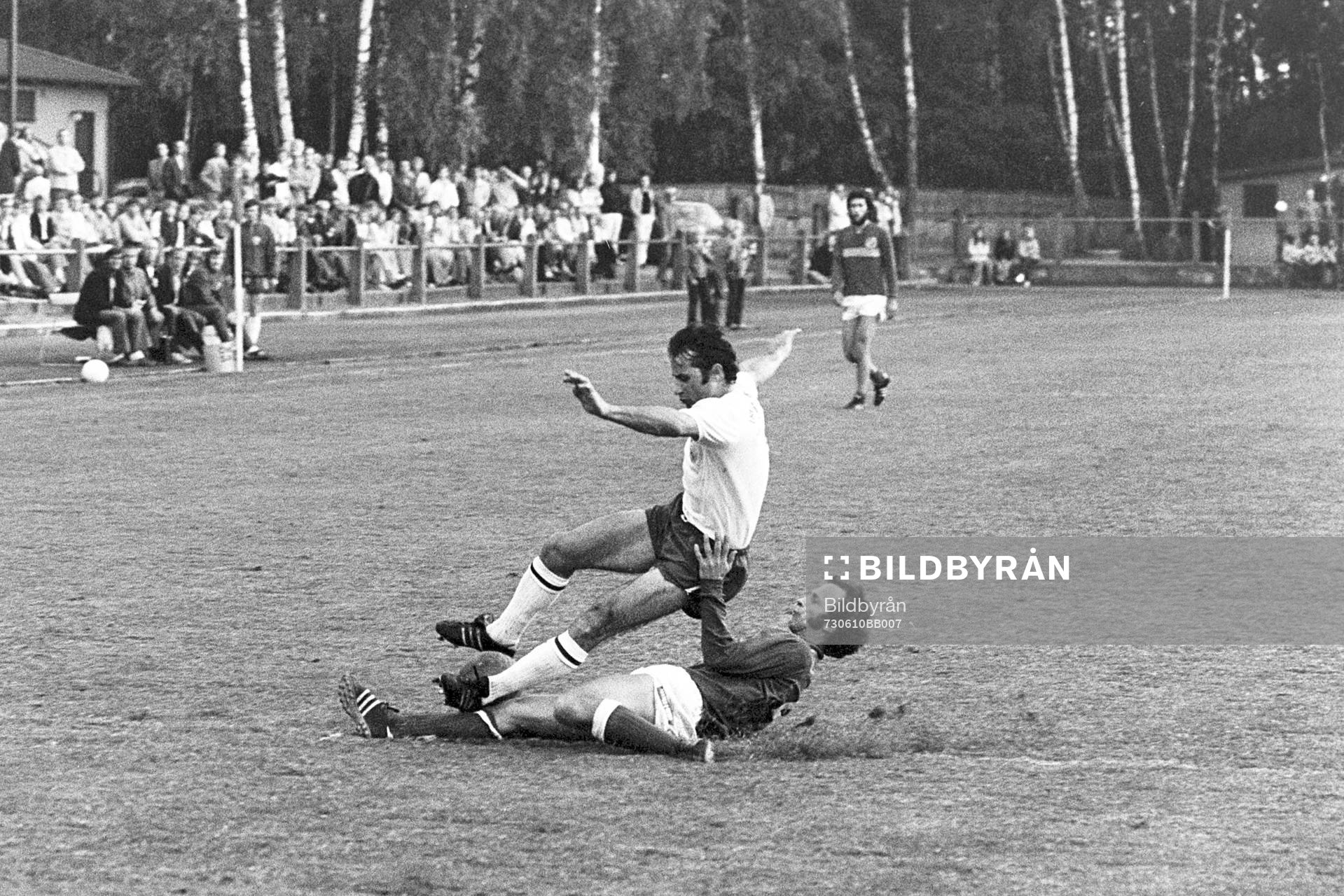 Fotboll, Div 2 södra, Hässleholms IF - Halmia: Hässleholms Lennart Ekström med en perfekt glidtackling.