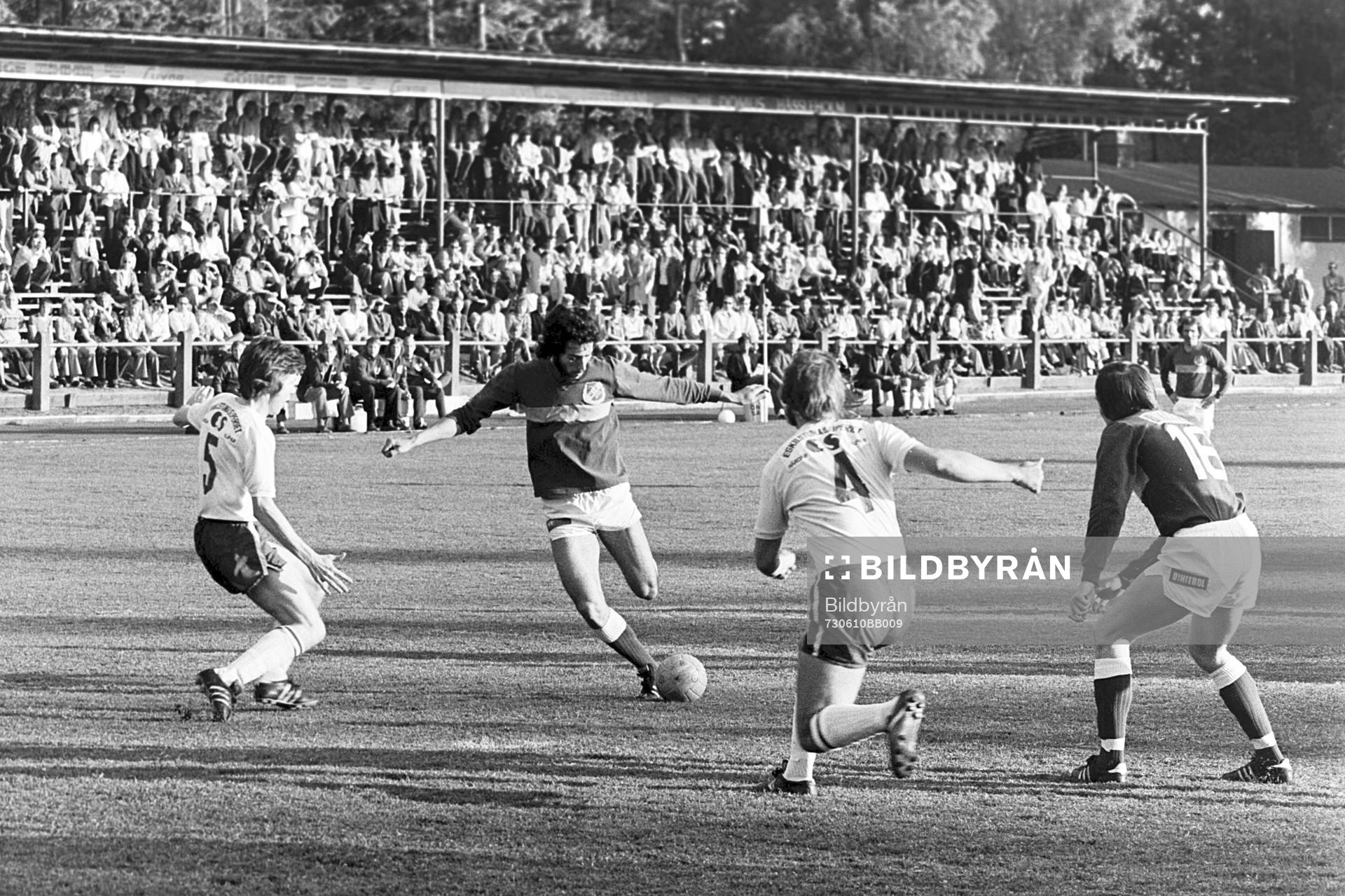 Fotboll, Div 2 södra, Hässleholms IF - Halmia: Hässleholms Alf Jönsson i skottagen.