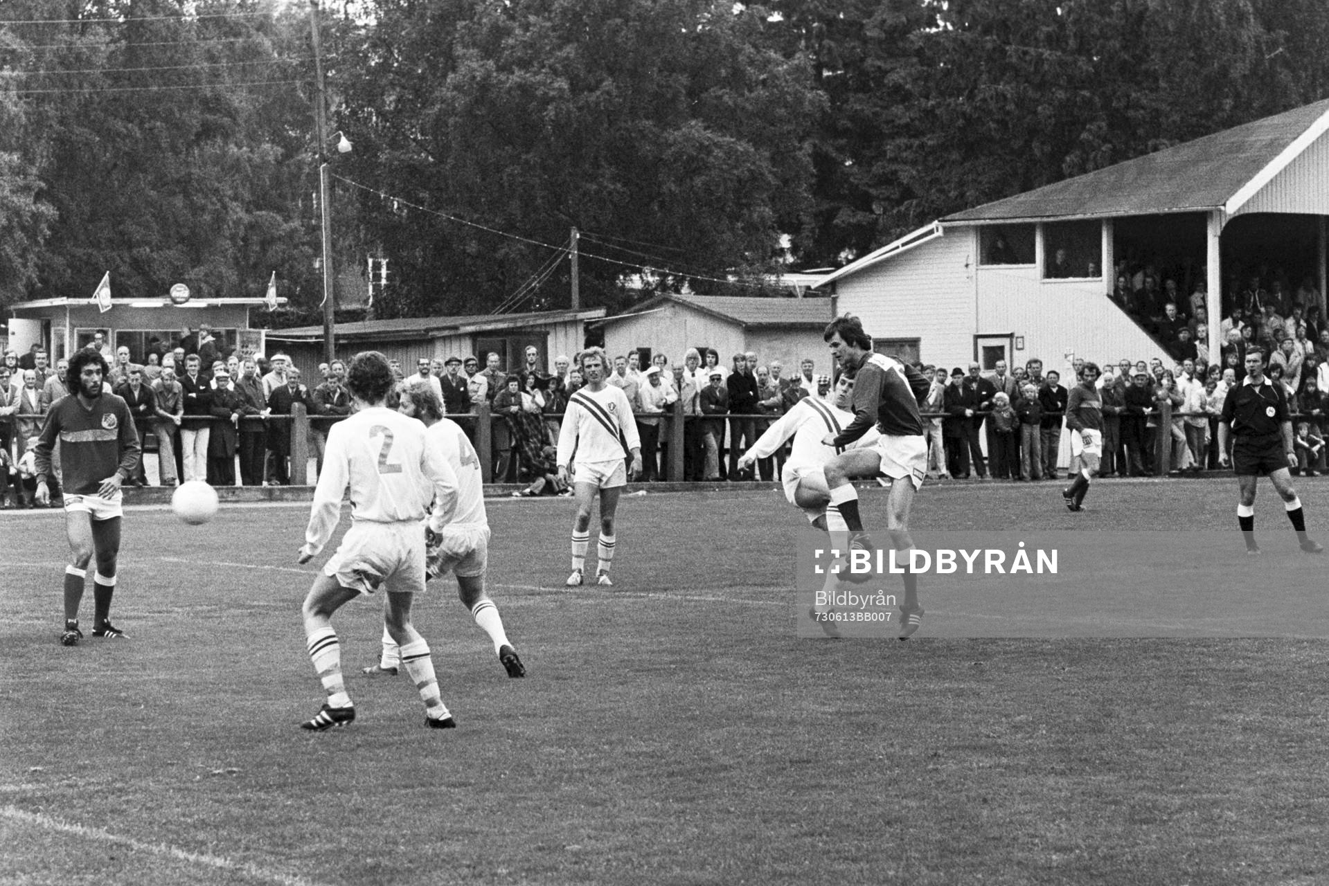 Fotboll, Div 2 södra, Hässleholms IF - Jönköping, 2-1: Lars-Erik Andersson, Hässleholm i skottagen.
