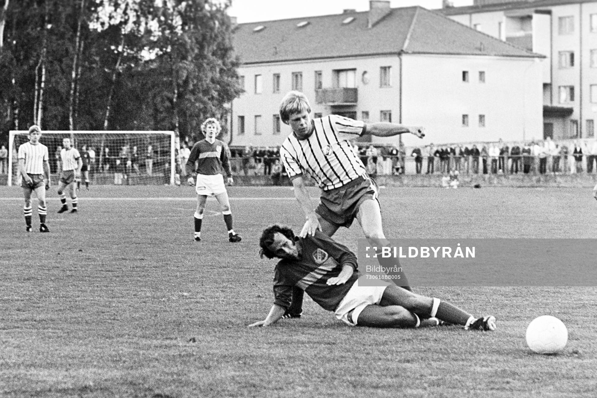 Fotboll, Div 2 södra, Hässleholms IF - Västra Frölunda, 2-1: Lennart Ekström, Hässleholm stoppar en frölundaspelare.