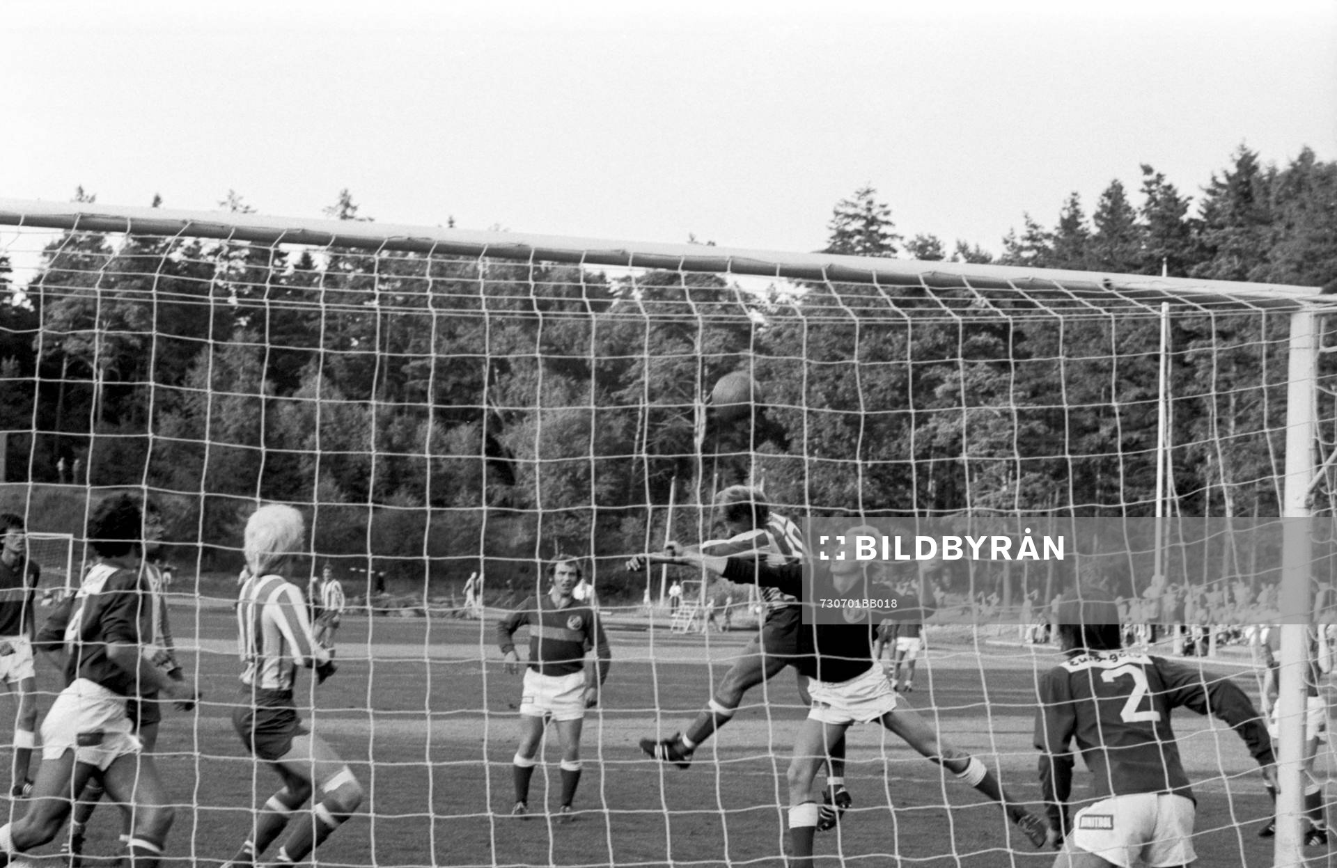 Hässleholms målvakt Claes Flink attackeras av en