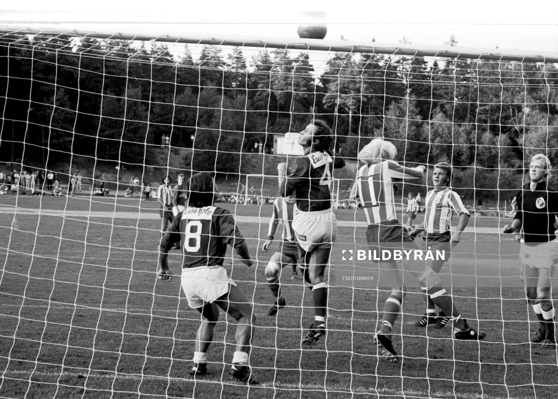  Lennart Ekström, Hässleholm nickar undan bollen.