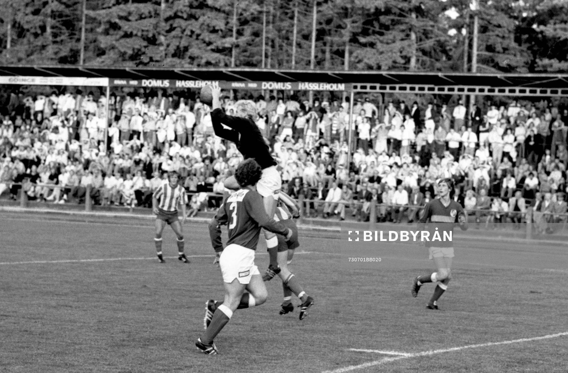 Hässleholms målvakt Claes Flink greppar bollen