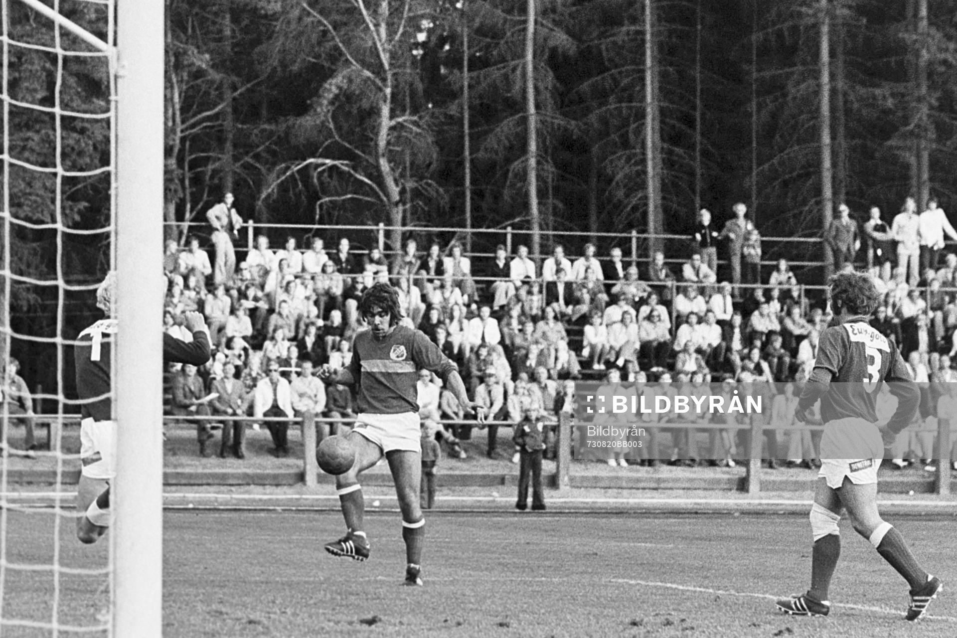Fotboll, Div 2 södra, Hässleholms IF - IFK Trelleborg, 0-1: Bertil Andersson, Hässleholm med bollen.