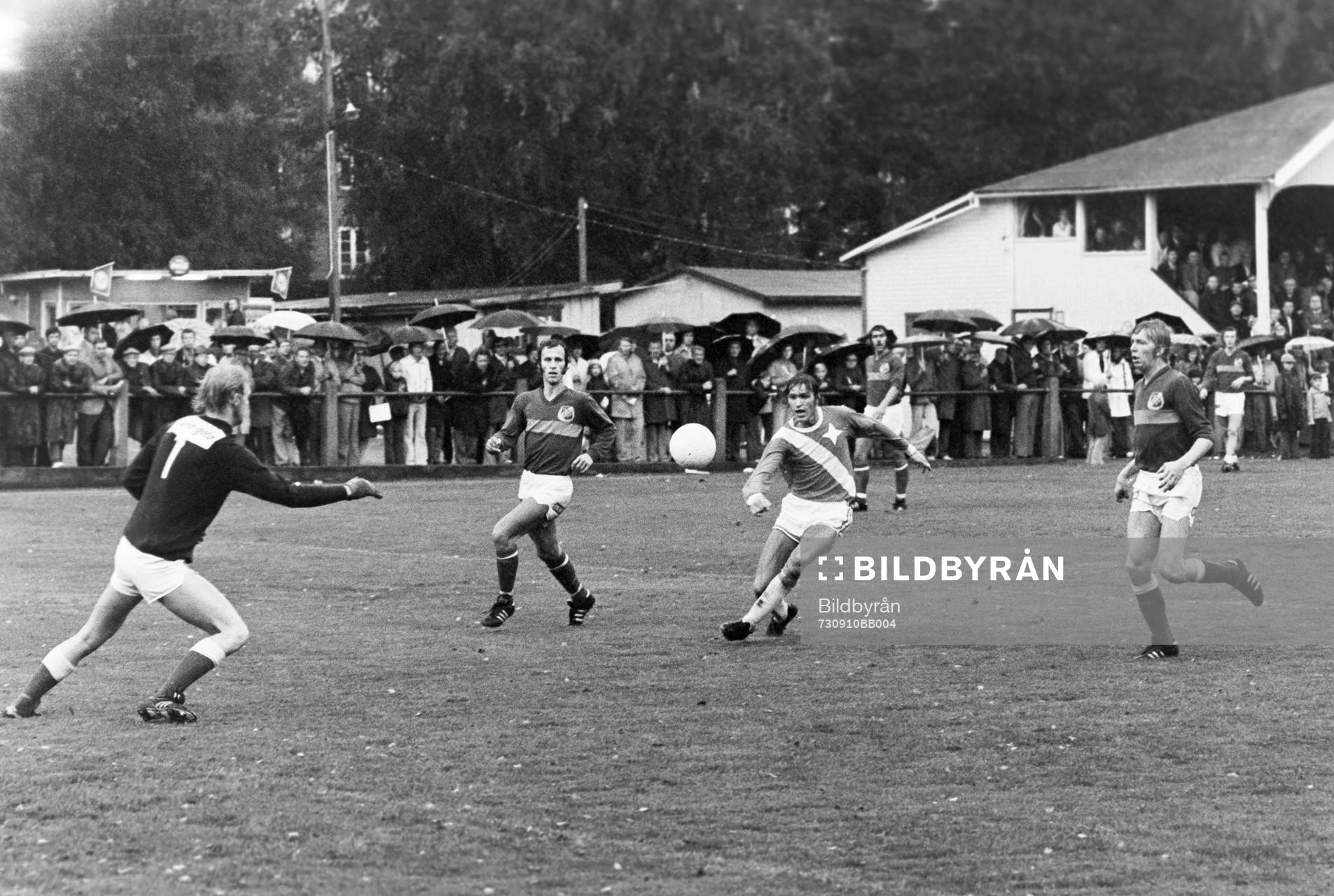 Fotboll, Div 2 södra, Hässleholms IF - IFK Kristianstad: Situation framför hässleholms målvakt Claes Flink.