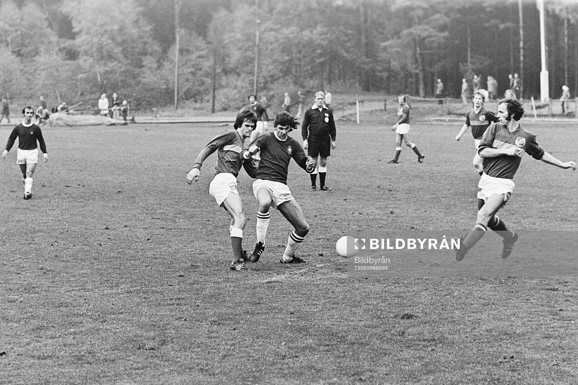 Fotboll, Div 2 södra, Hässleholms IF - Skövde AIK, 3-6: Lars-Erik Andersson och Lennart Ekström i kamp mot en skövdespelare.
