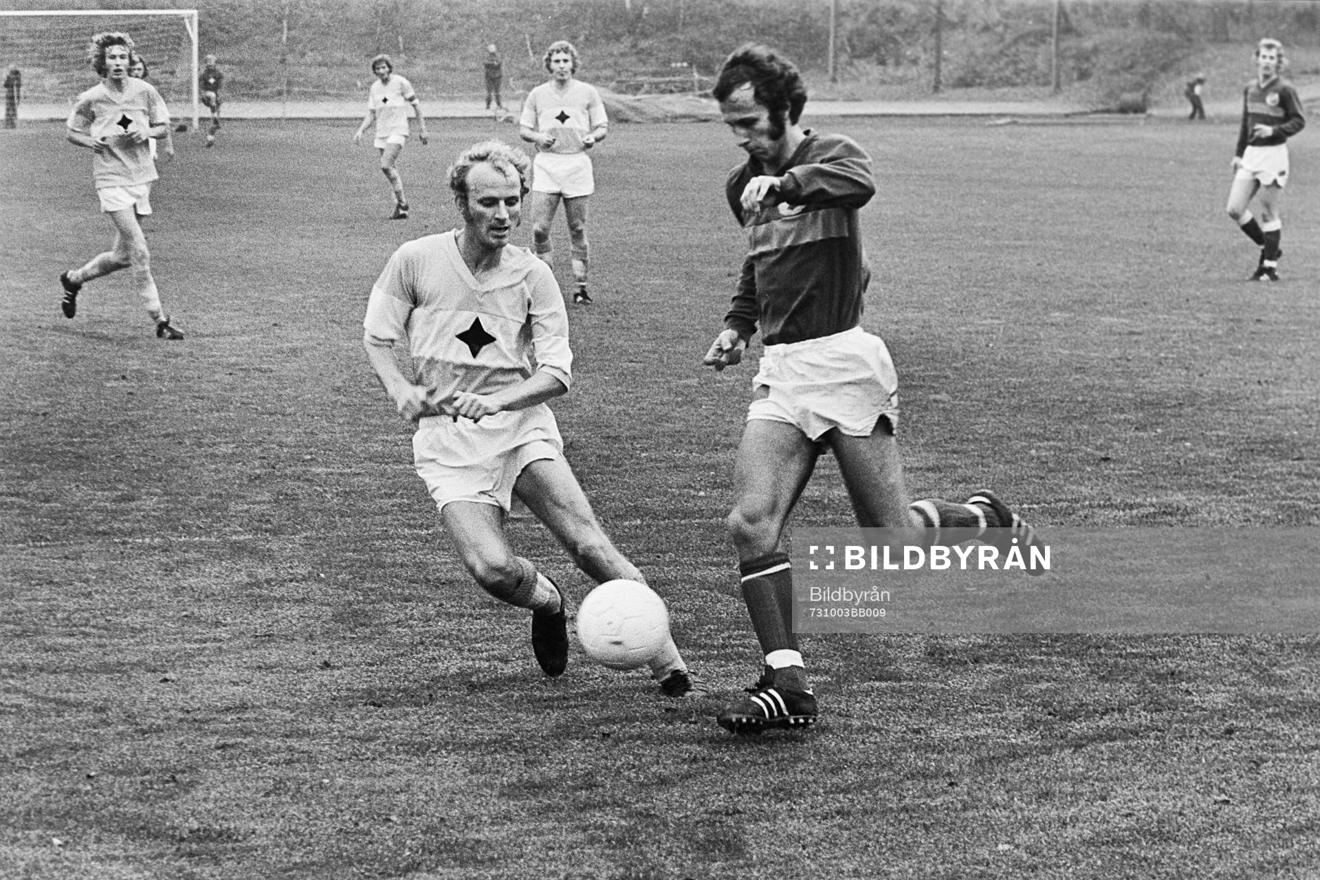 Fotboll, Div 2 södra, Hässleholms IF - IFK Malmö: Lennart Ekström, Hässleholm med bollen.