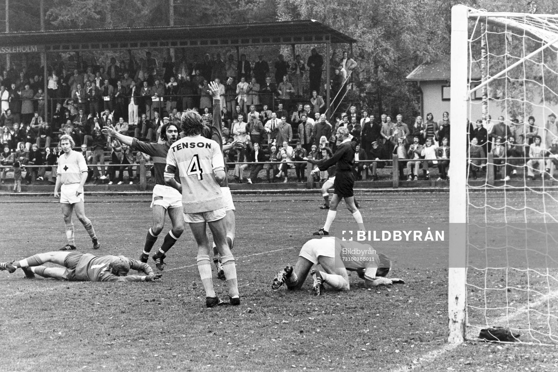 Fotboll, Div 2 södra, Hässleholms IF - IFK Malmö: Tommy Svensson, Hässleholm gör mål på Malmö och gratuleras av Bertil Andersson.