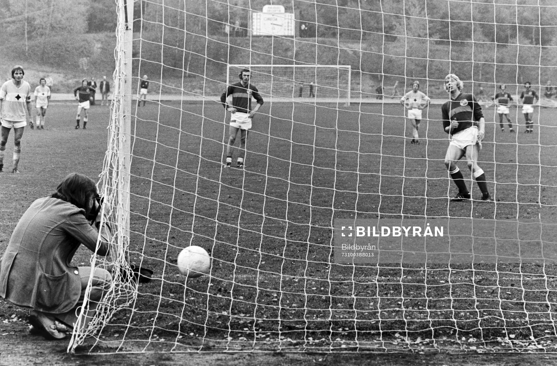 Fotboll, Div 2 södra, Hässleholms IF - IFK Malmö: Jan Holmqvist, Hässleholm slår in en straff.